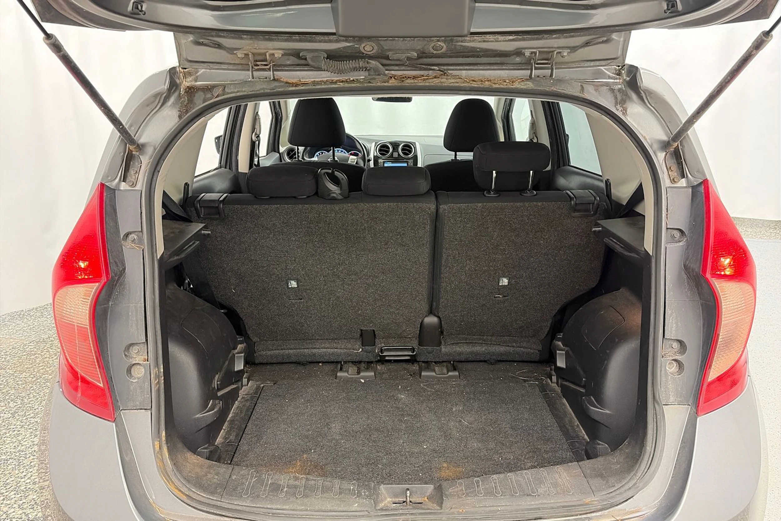 Harmaa Nissan Note 2015 kuva 11.