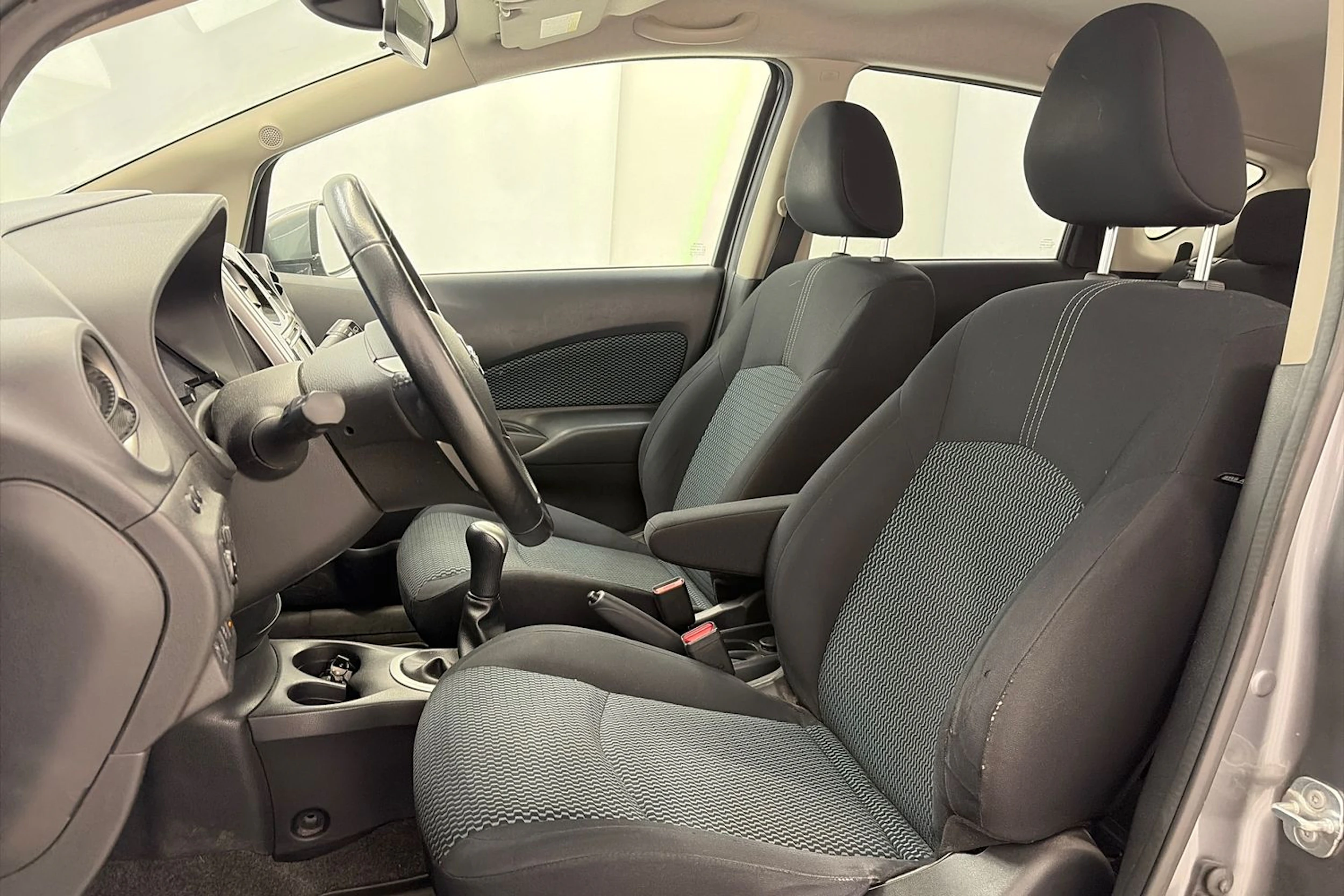Harmaa Nissan Note 2015 kuva 12.