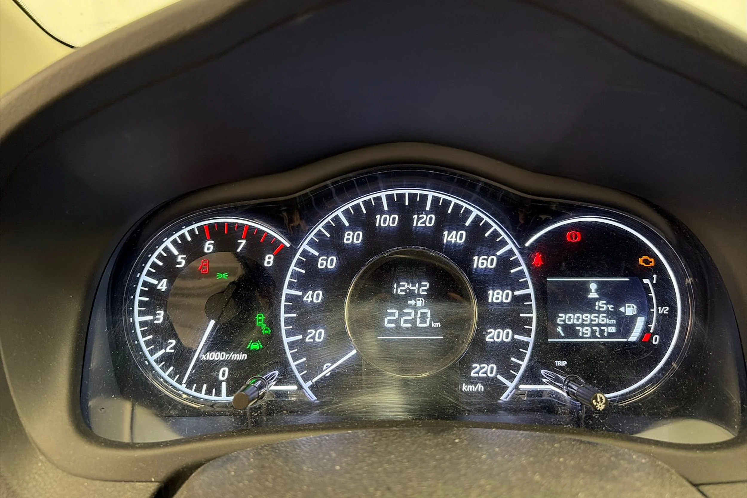 Harmaa Nissan Note 2015 kuva 13.