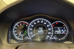 Harmaa Nissan Note 2015 kuva 13.