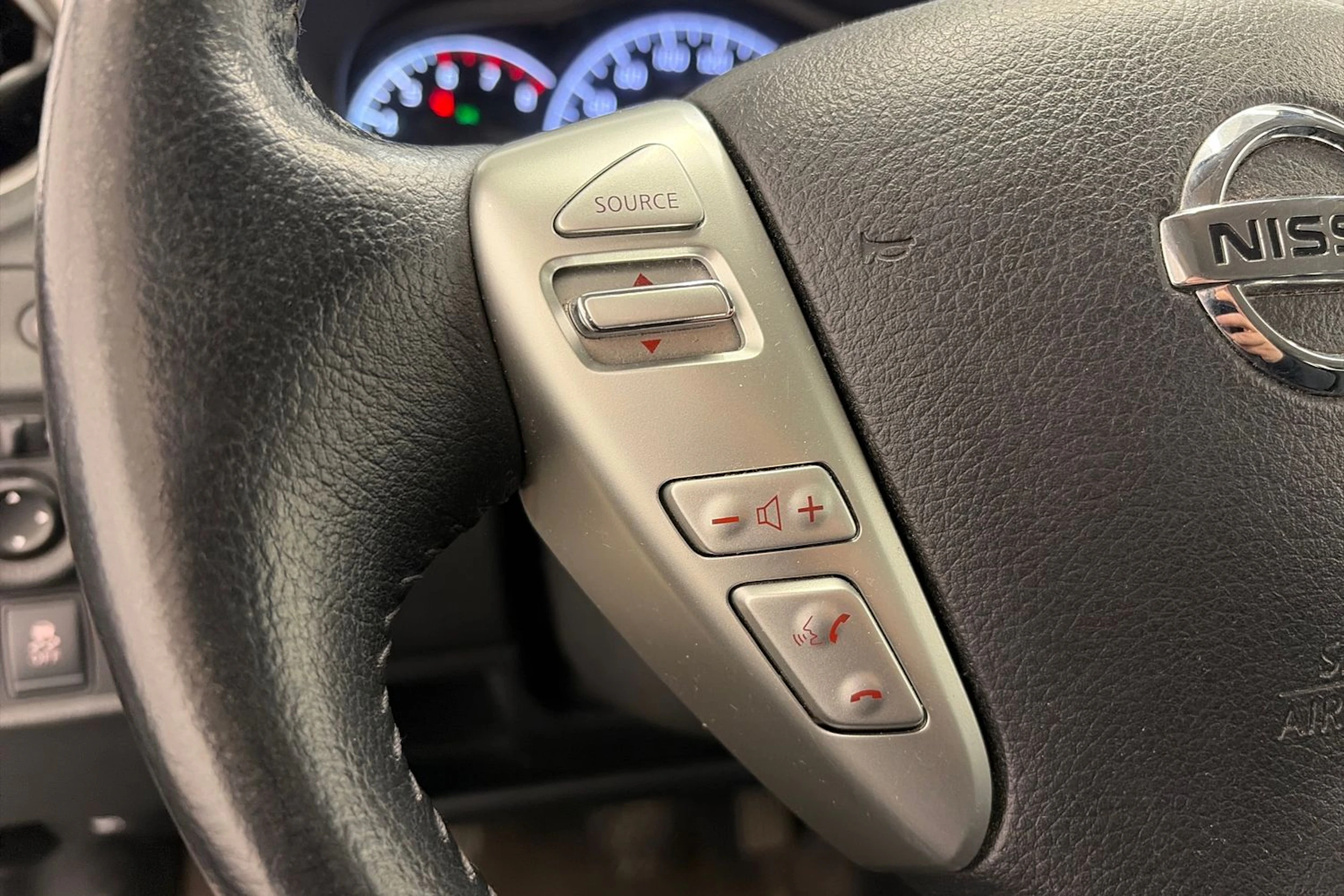 Harmaa Nissan Note 2015 kuva 14.