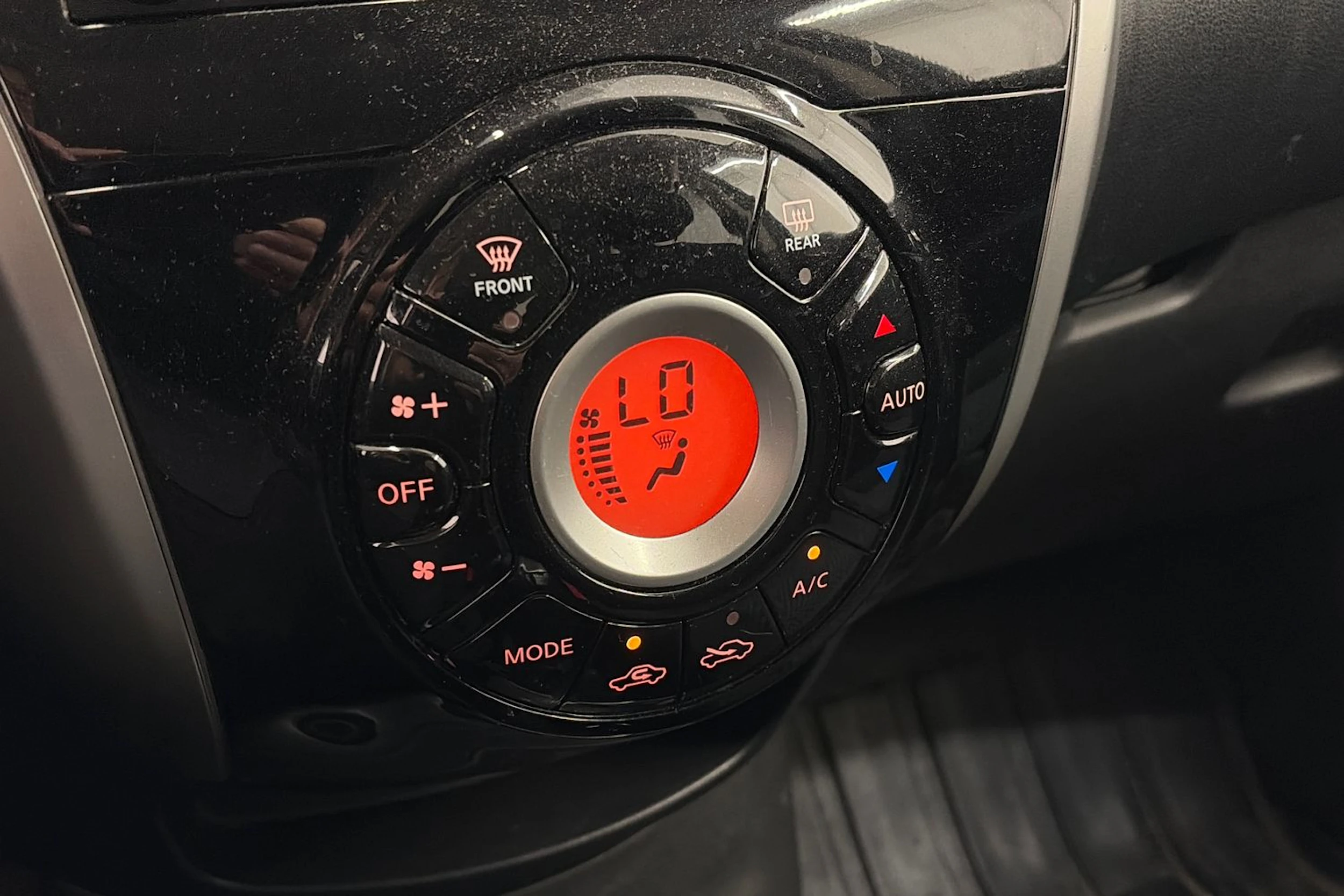Harmaa Nissan Note 2015 kuva 19.