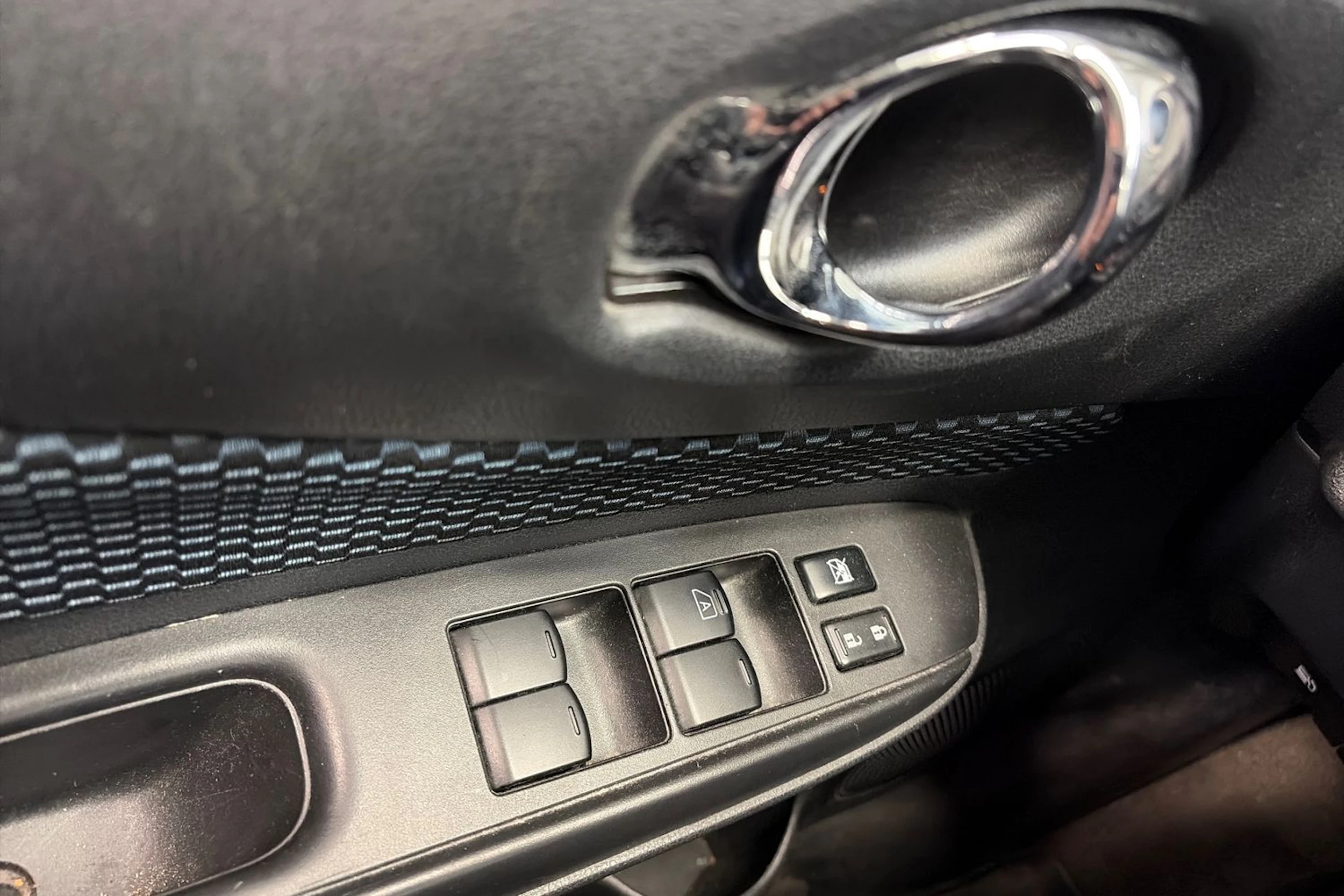 Harmaa Nissan Note 2015 kuva 23.