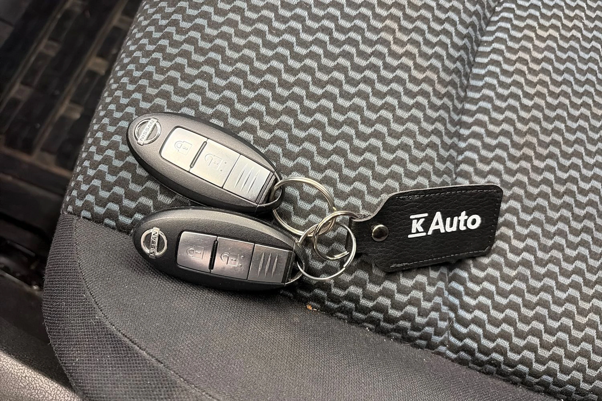Harmaa Nissan Note 2015 kuva 24.