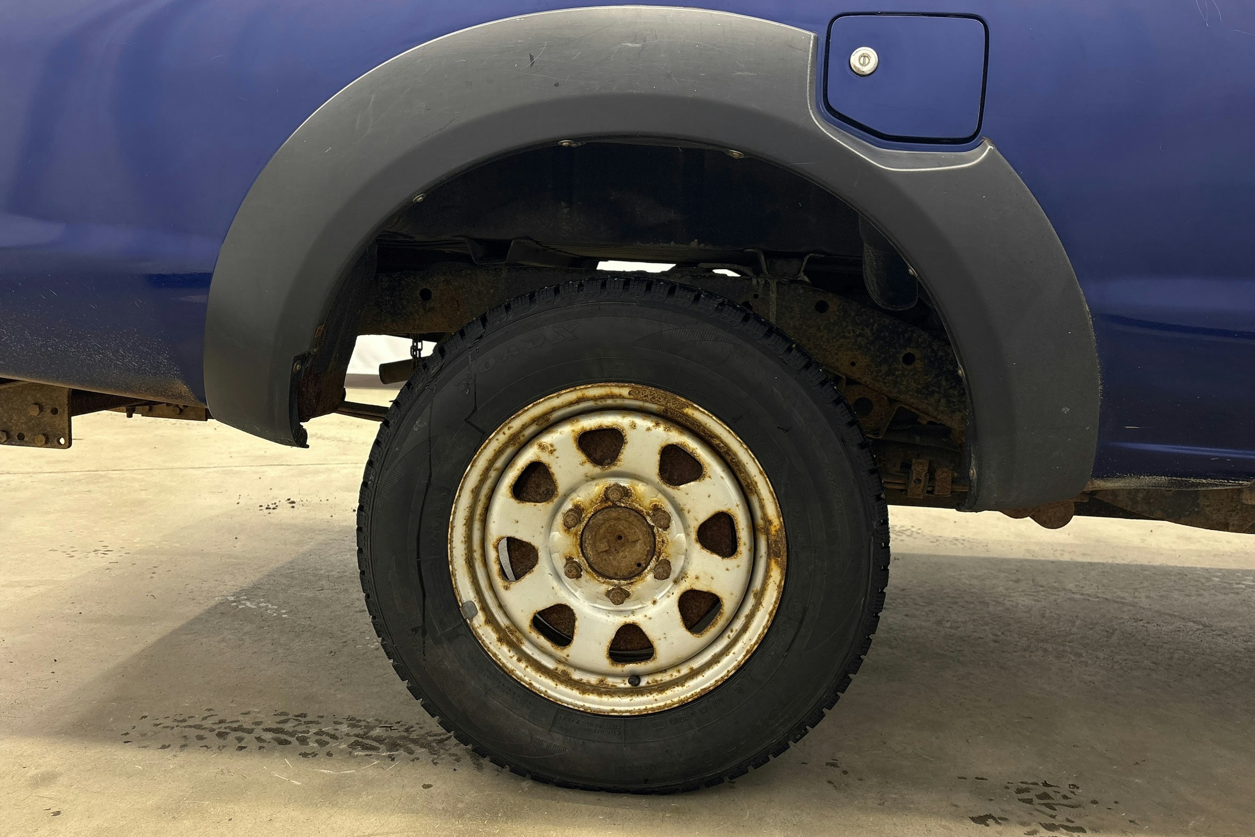 sininen Nissan NP300 2010 kuva 13.