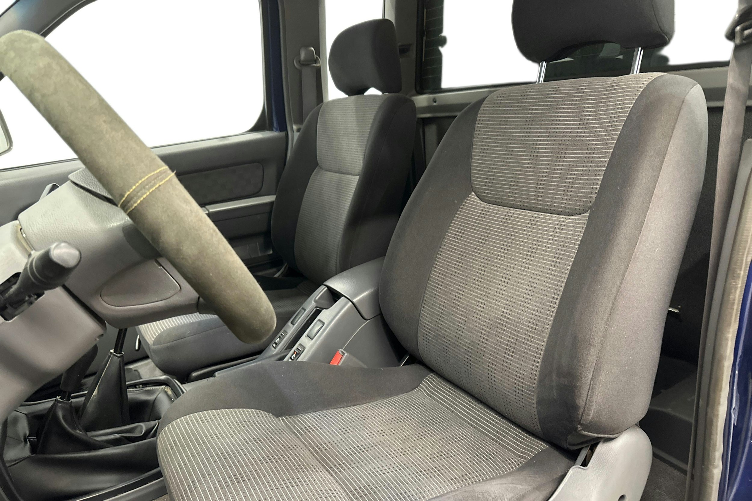 sininen Nissan NP300 2011 kuva 8.