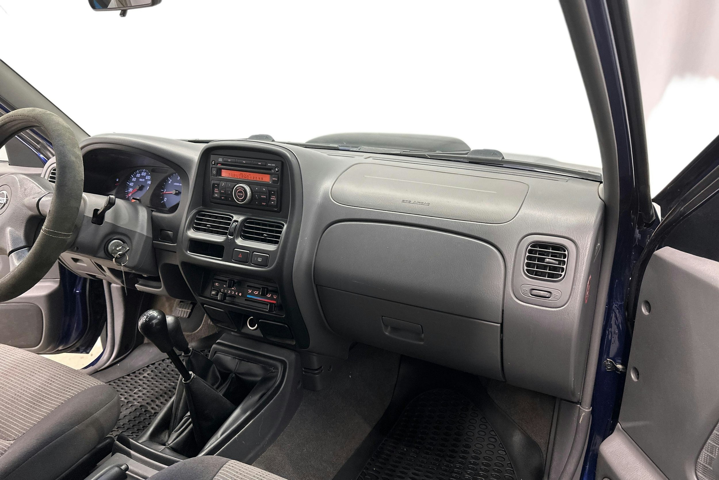 sininen Nissan NP300 2011 kuva 9.