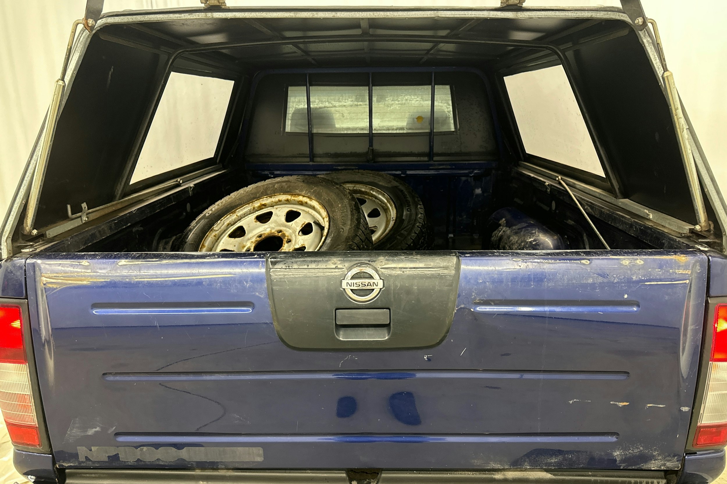 sininen Nissan NP300 2011 kuva 11.