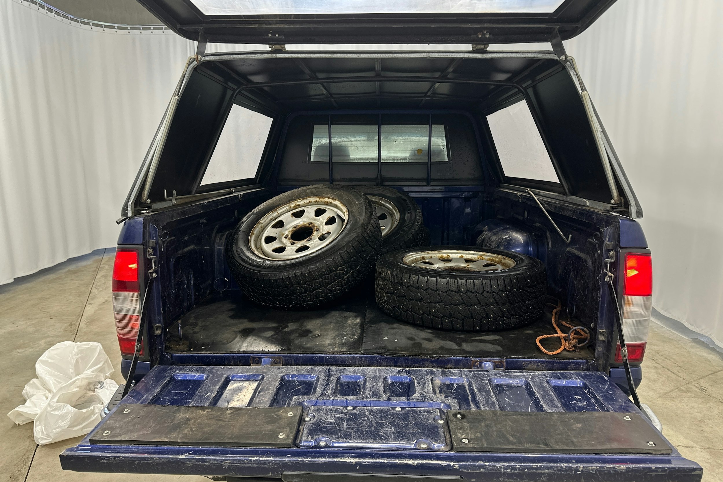sininen Nissan NP300 2011 kuva 12.