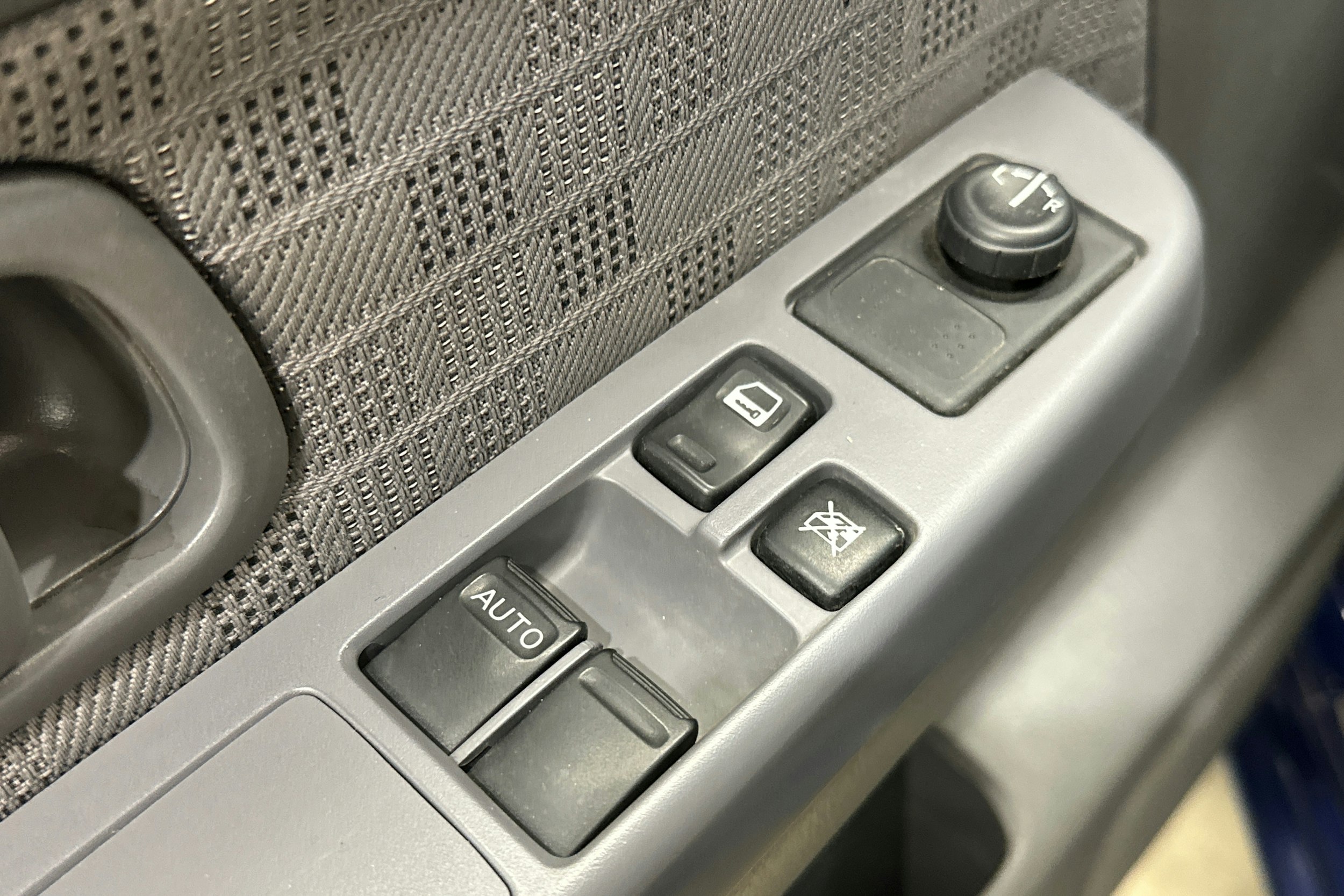 sininen Nissan NP300 2011 kuva 13.