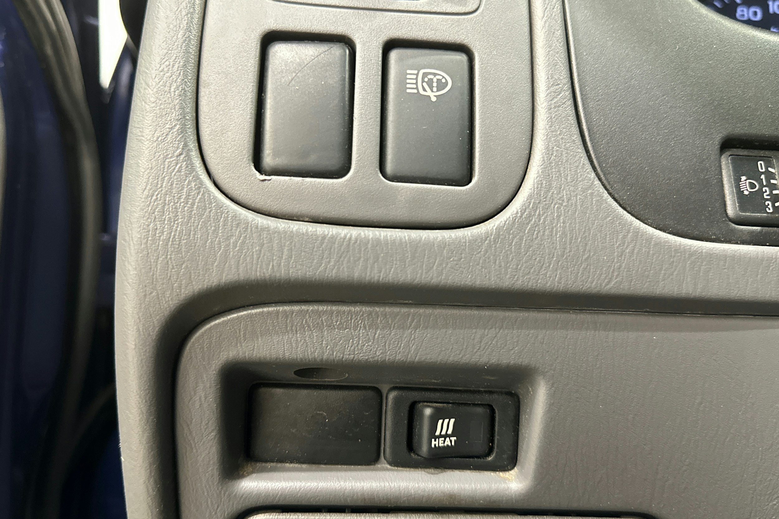 sininen Nissan NP300 2011 kuva 14.