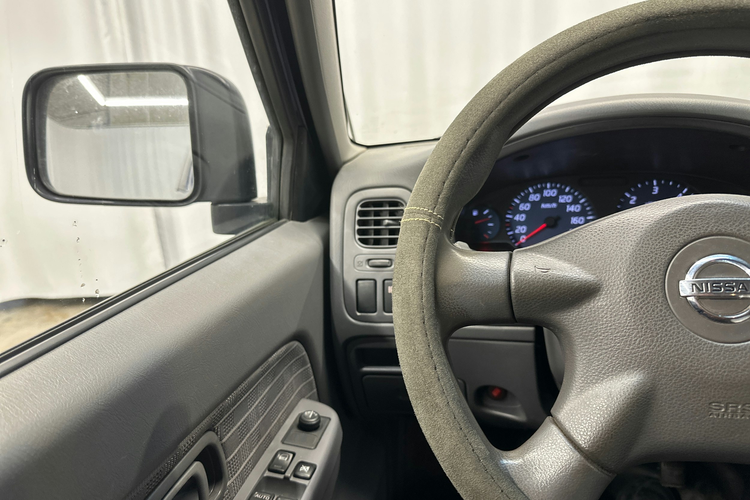 sininen Nissan NP300 2011 kuva 15.