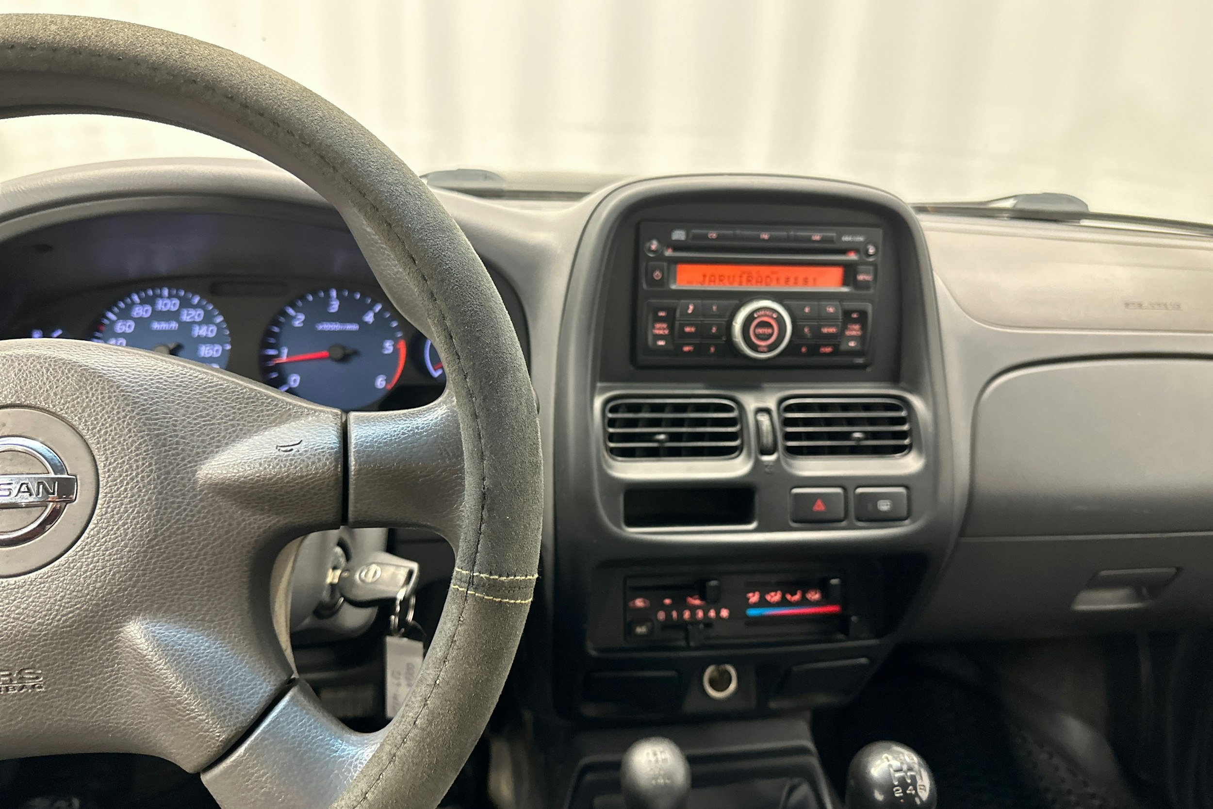 sininen Nissan NP300 2011 kuva 16.
