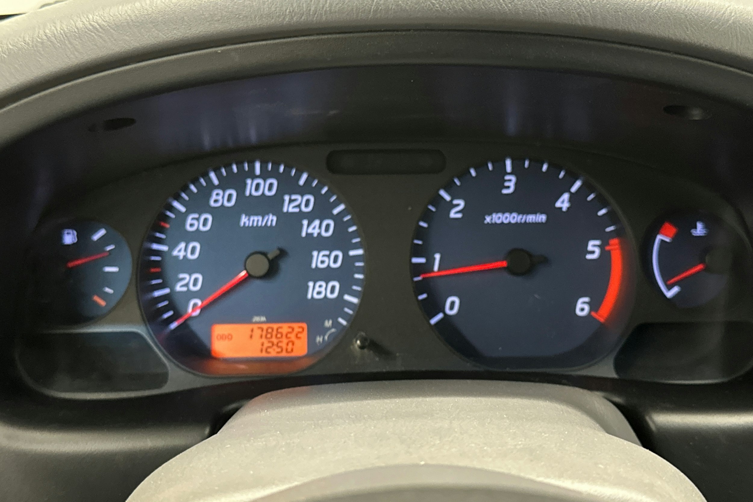sininen Nissan NP300 2011 kuva 18.