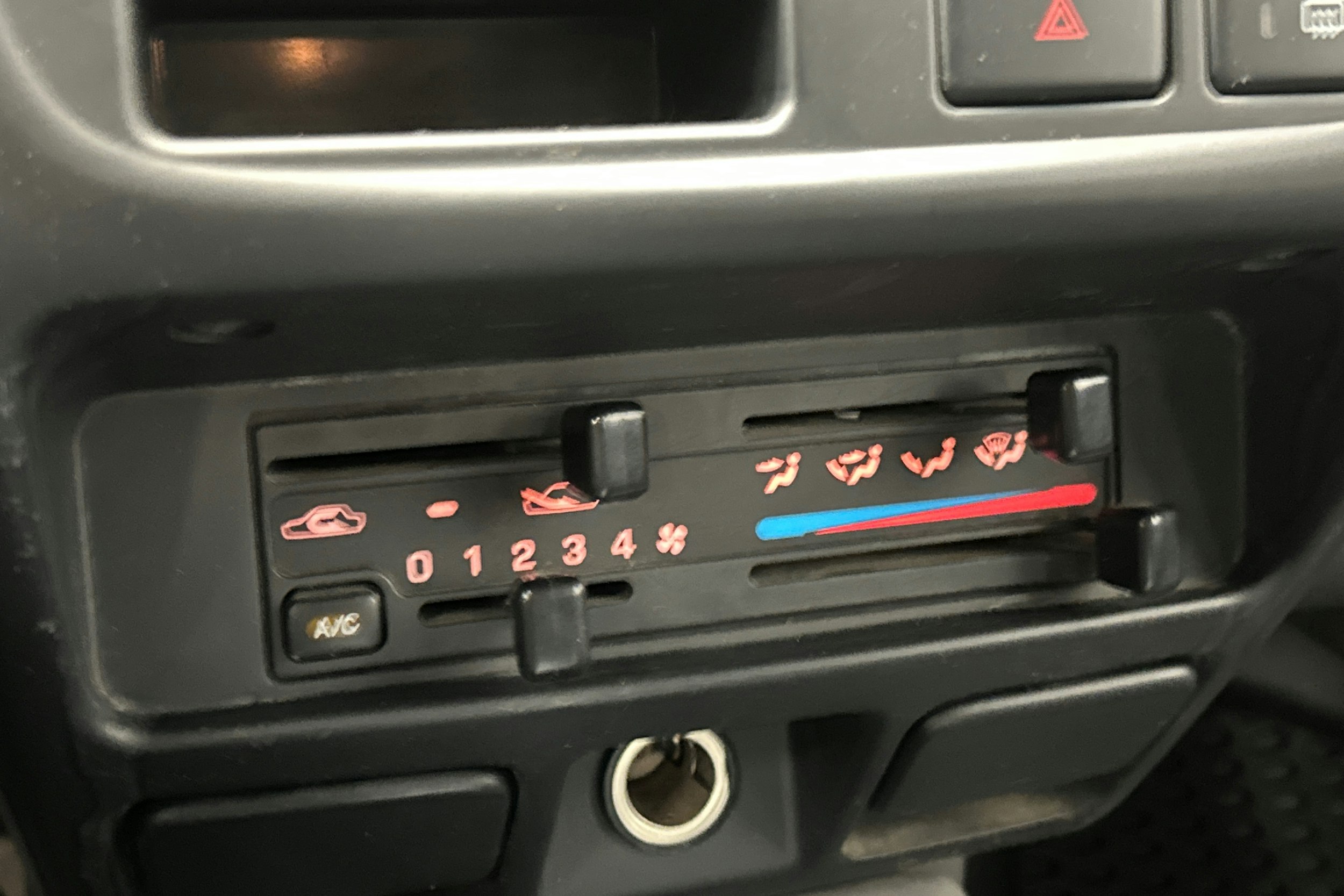sininen Nissan NP300 2011 kuva 20.