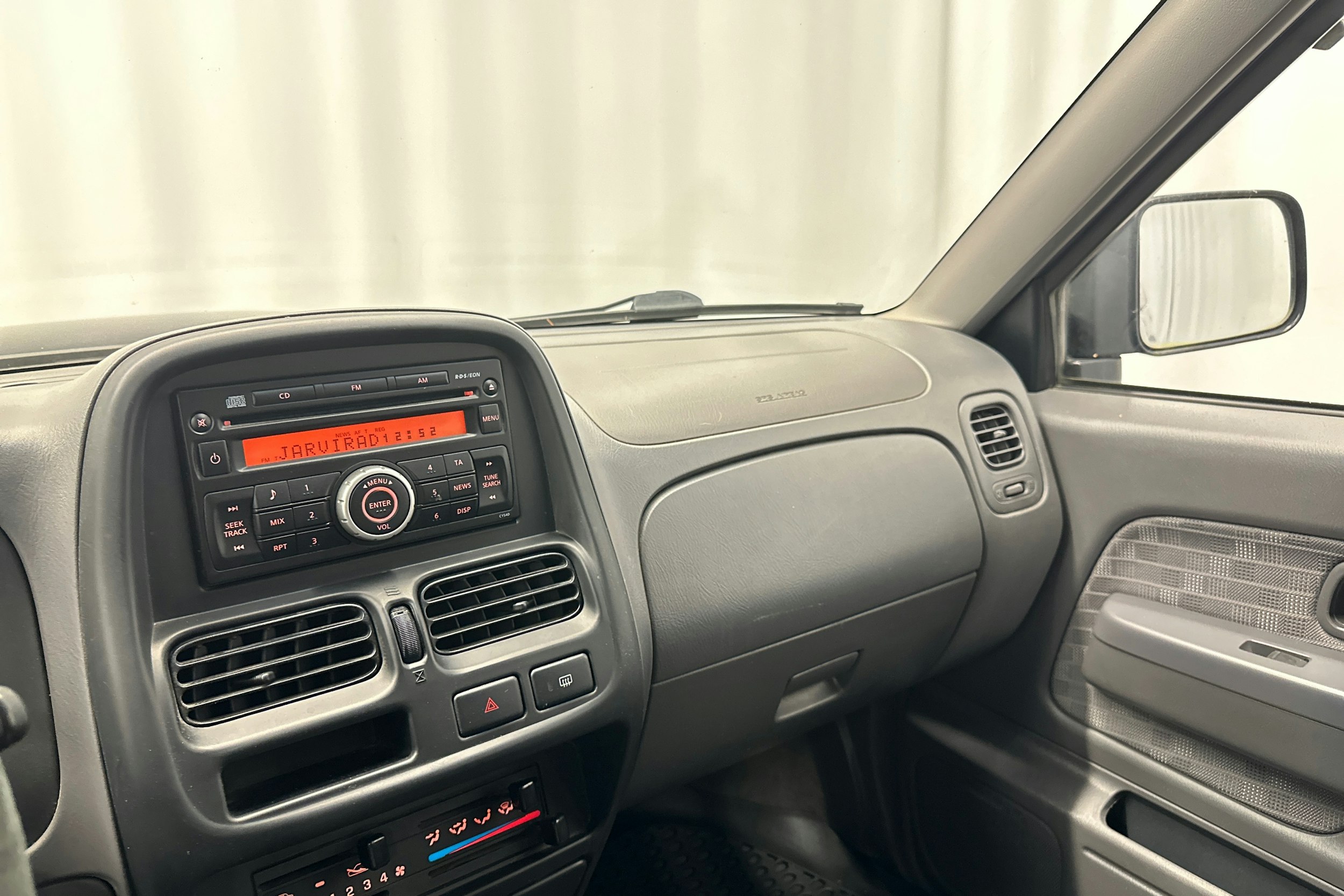 sininen Nissan NP300 2011 kuva 22.