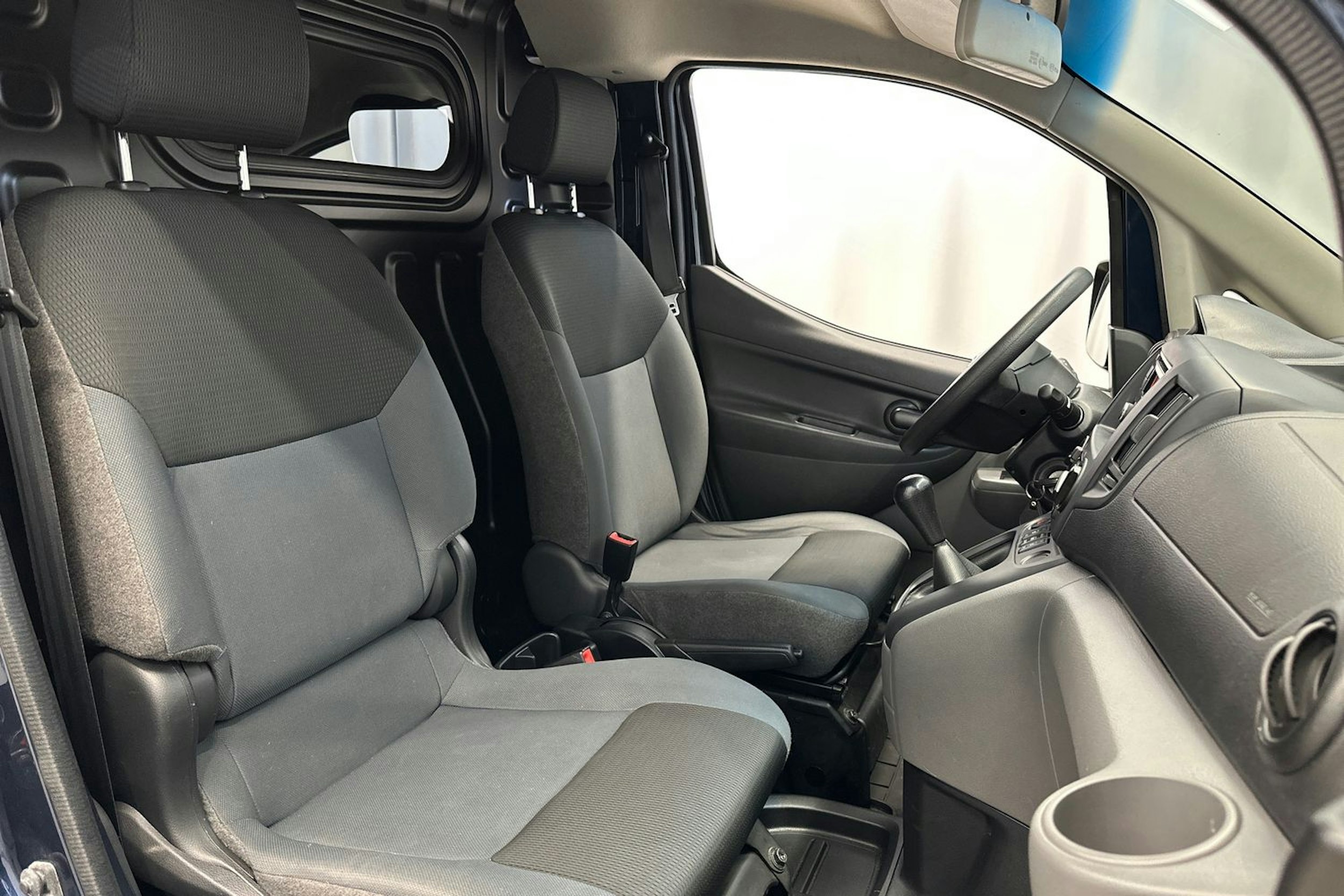 sininen Nissan NV200 2012 kuva 10.