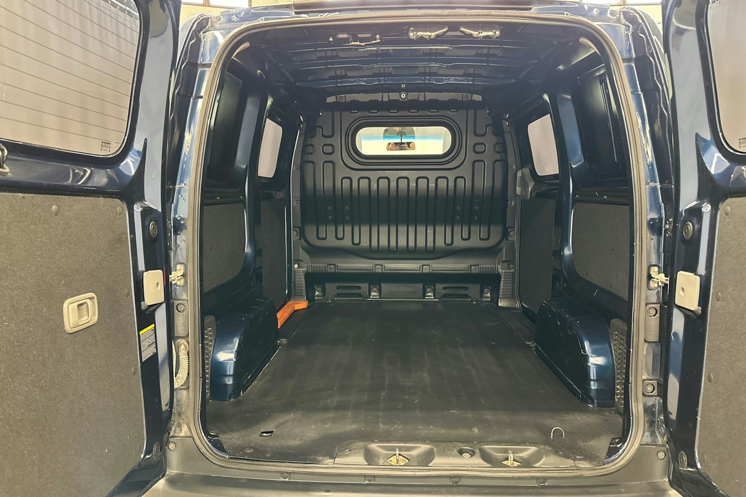 sininen Nissan NV200 2012 kuva 15.