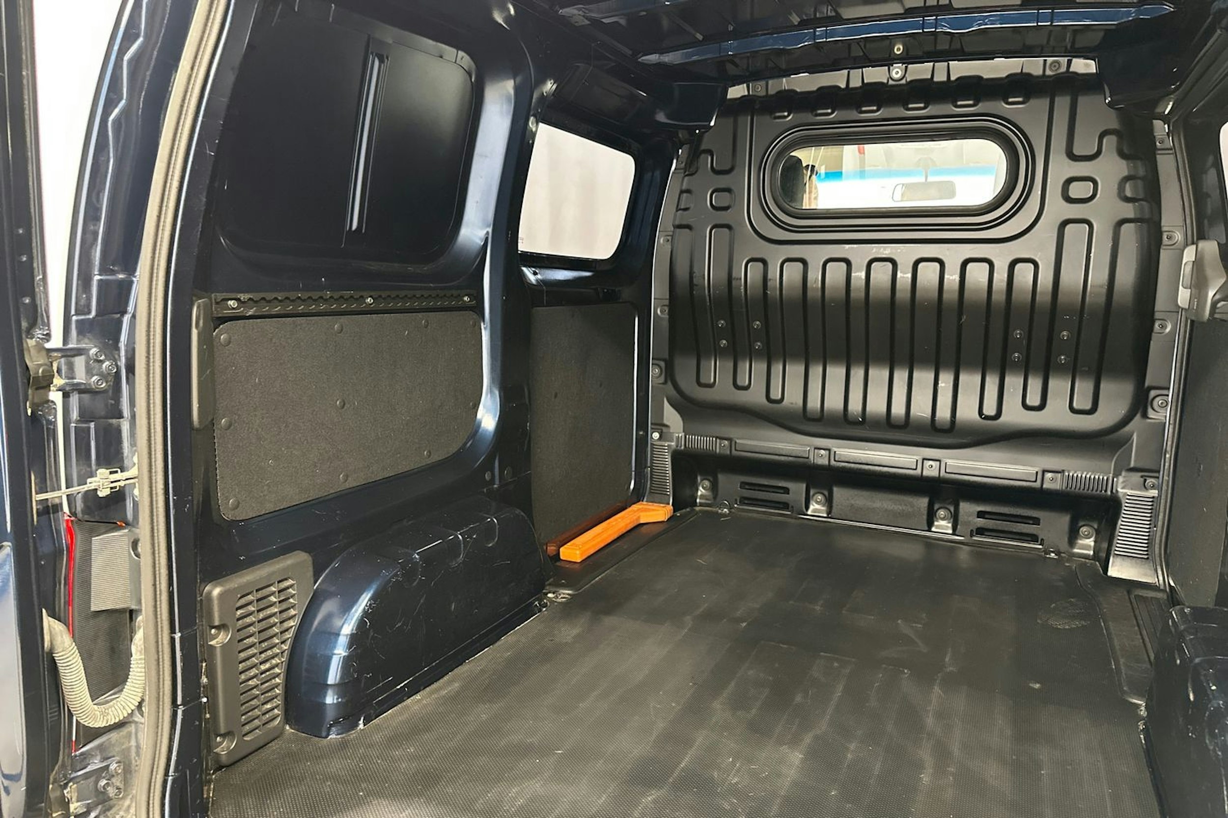 sininen Nissan NV200 2012 kuva 16.