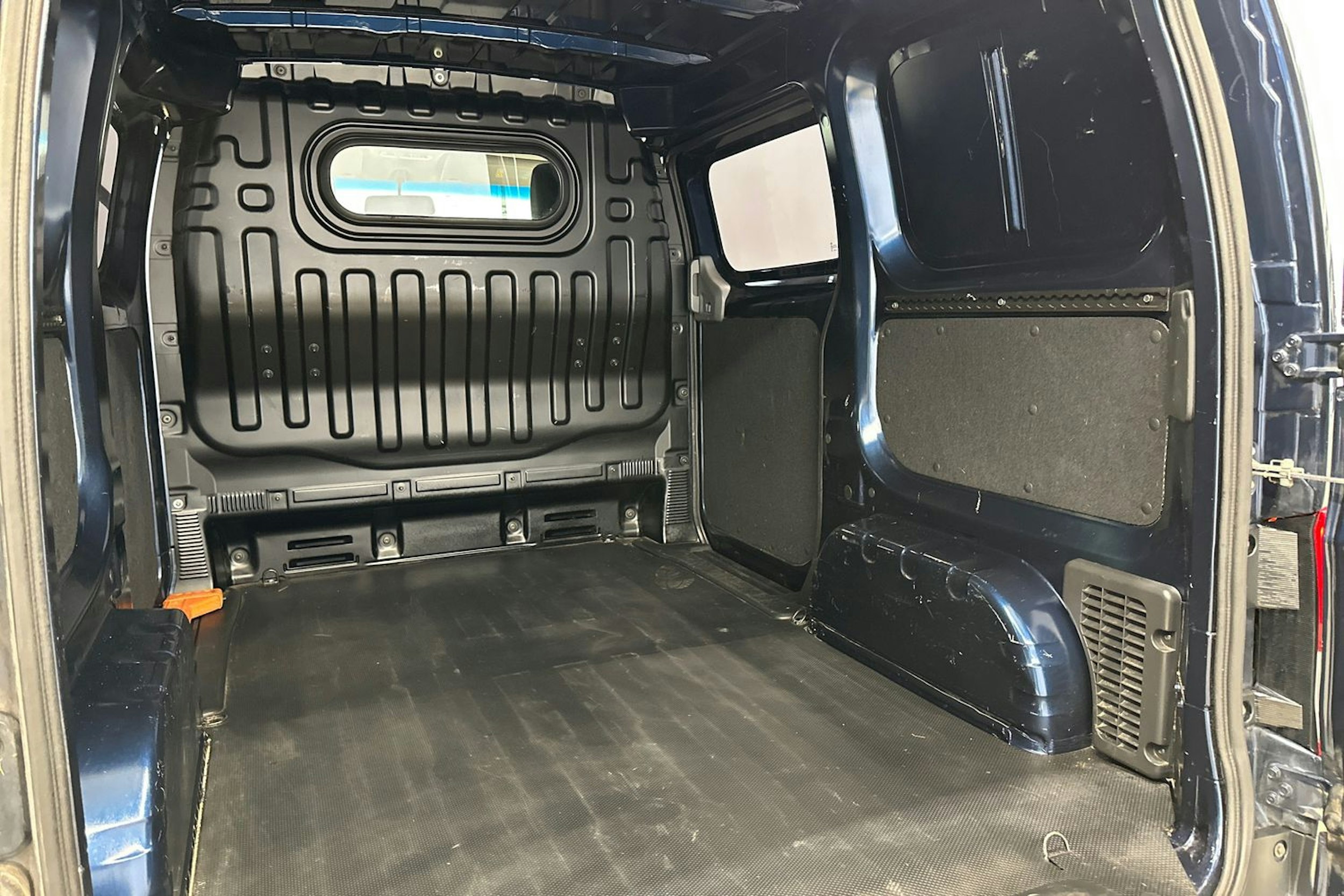 sininen Nissan NV200 2012 kuva 17.