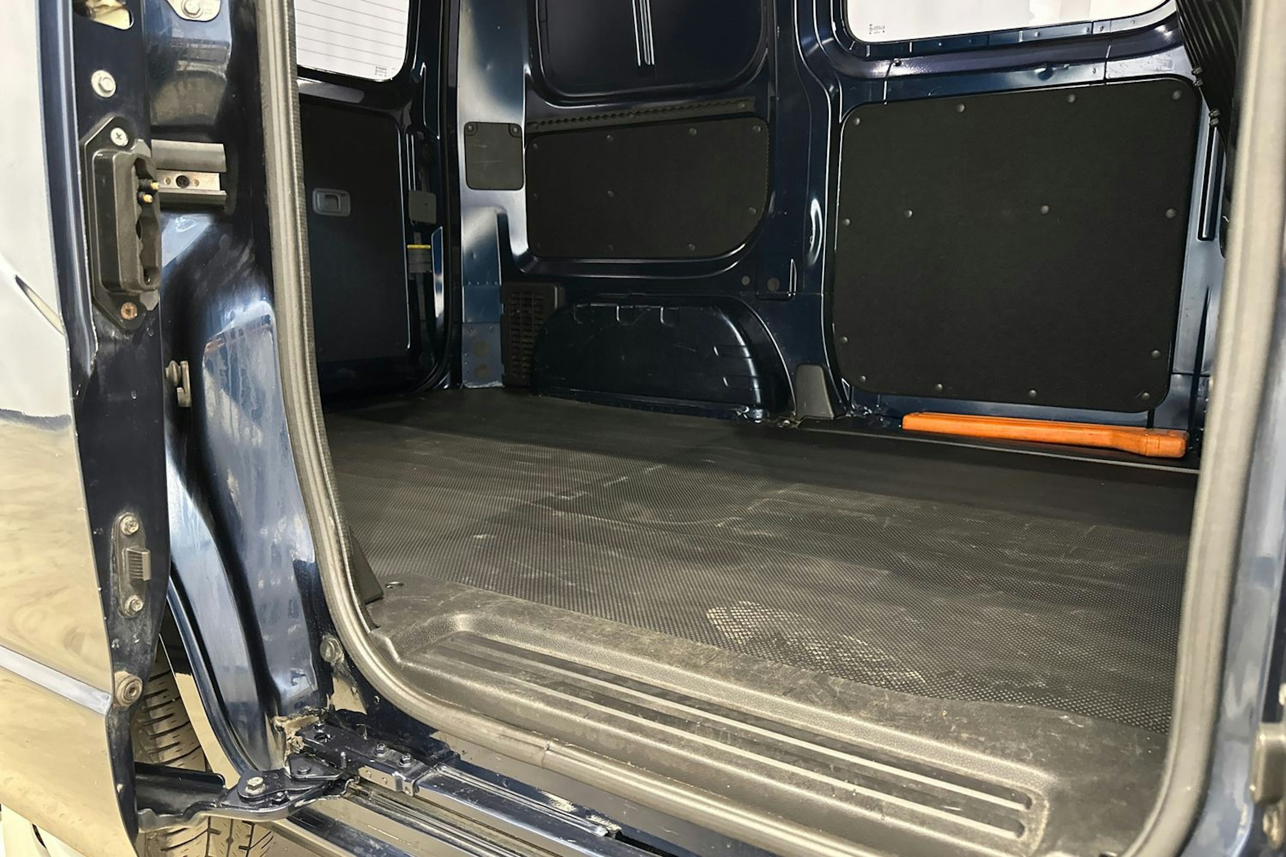 sininen Nissan NV200 2012 kuva 18.