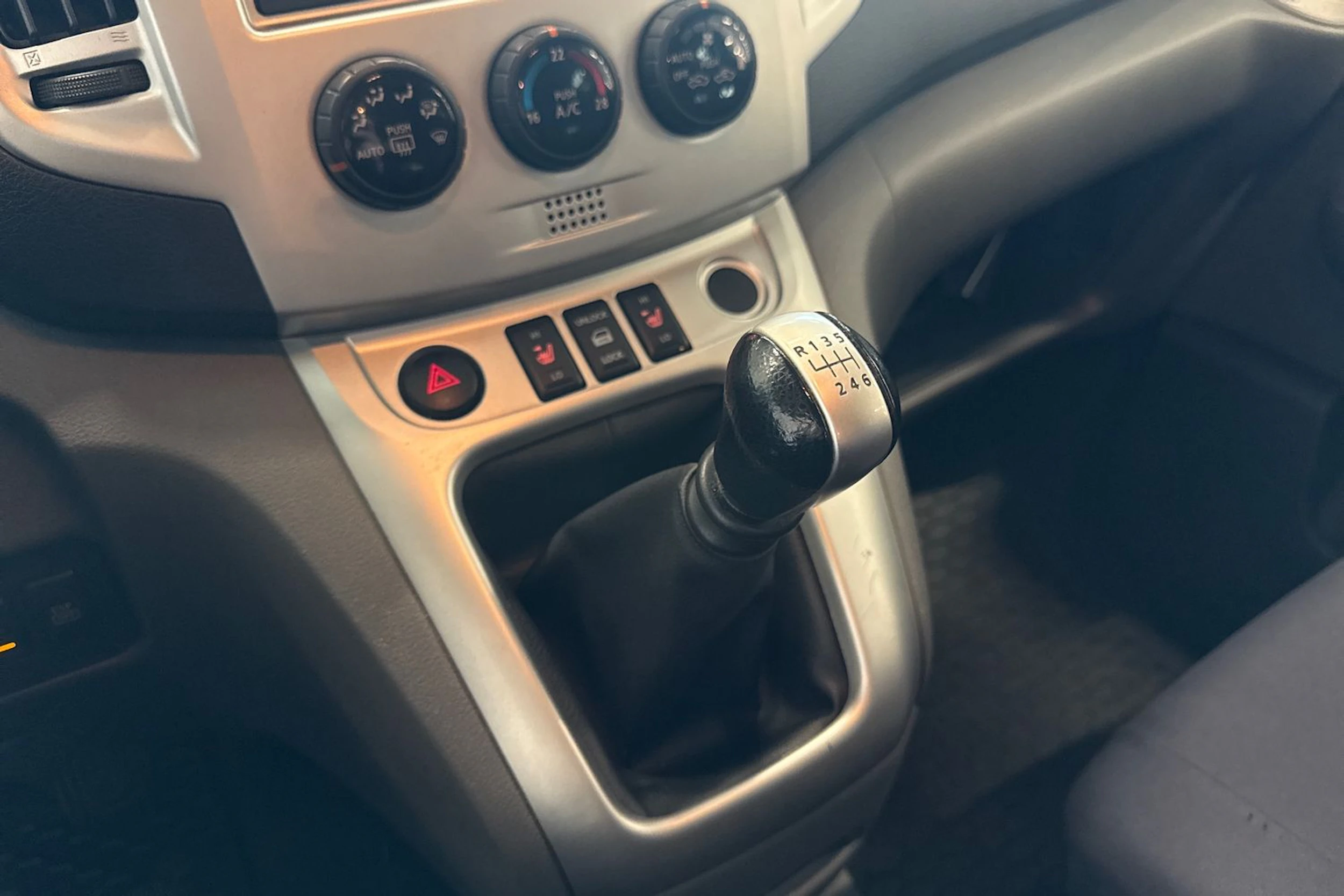 harmaa Nissan NV200 2013 kuva 15.