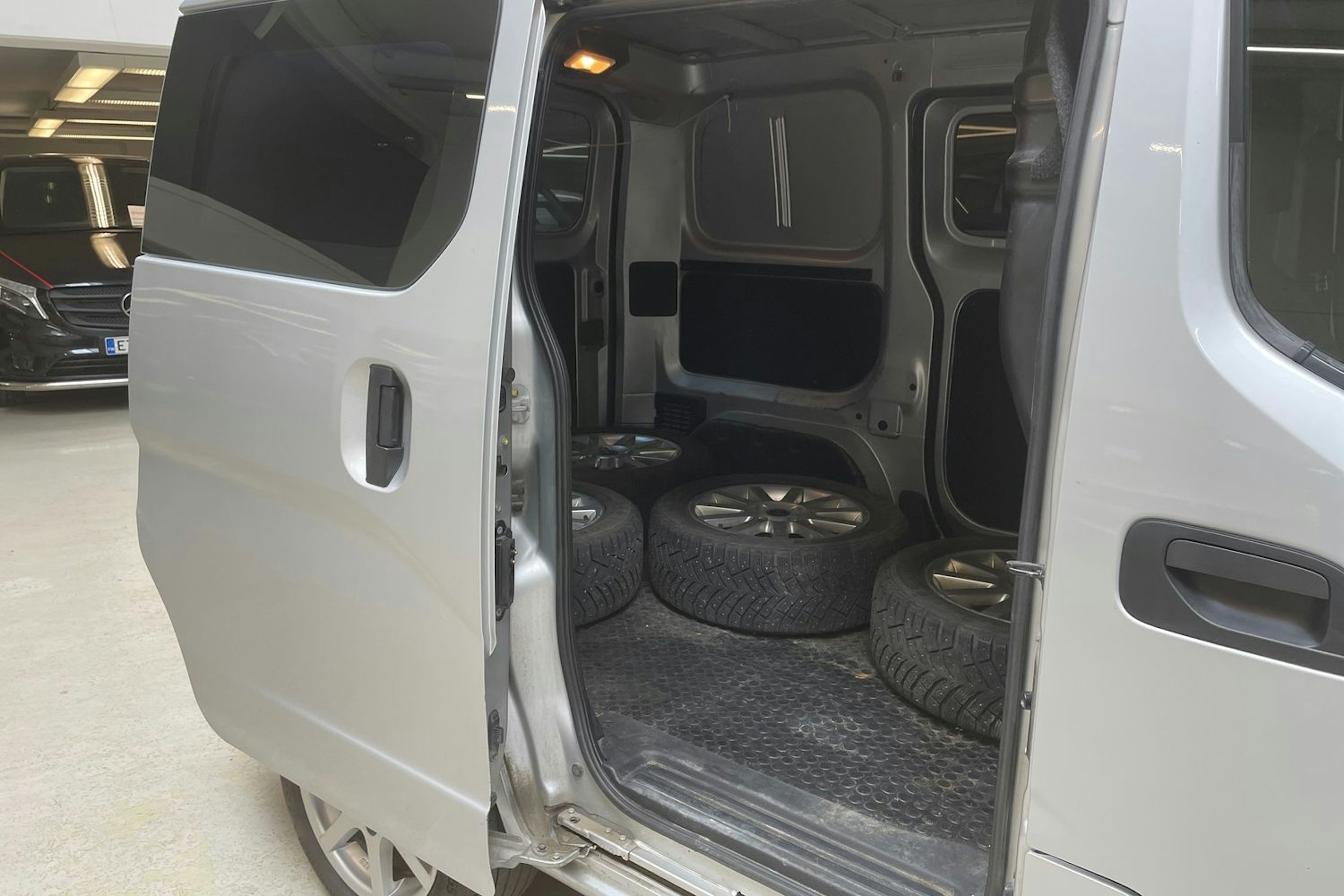 hopea Nissan NV200 2013 kuva 11.