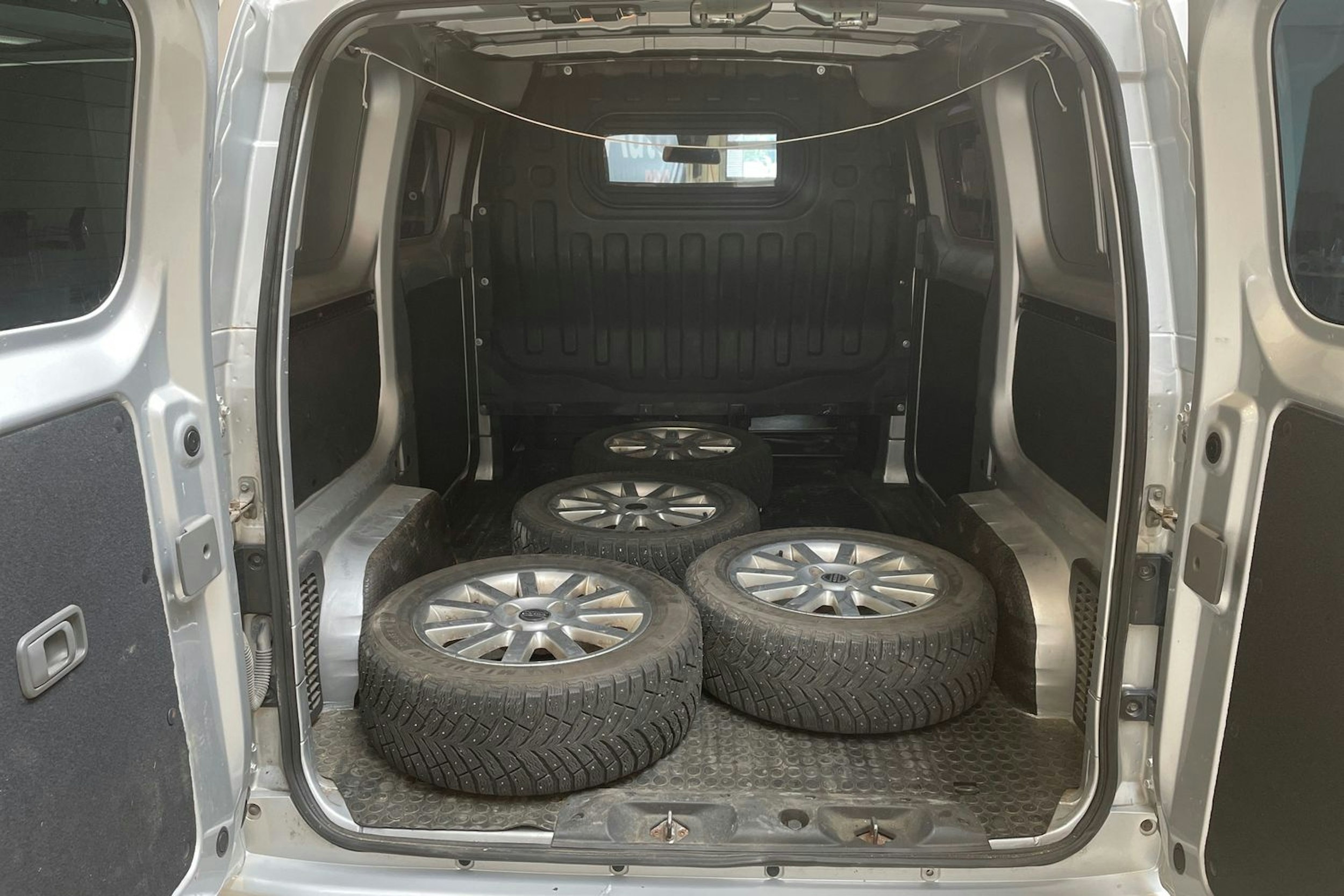 hopea Nissan NV200 2013 kuva 12.