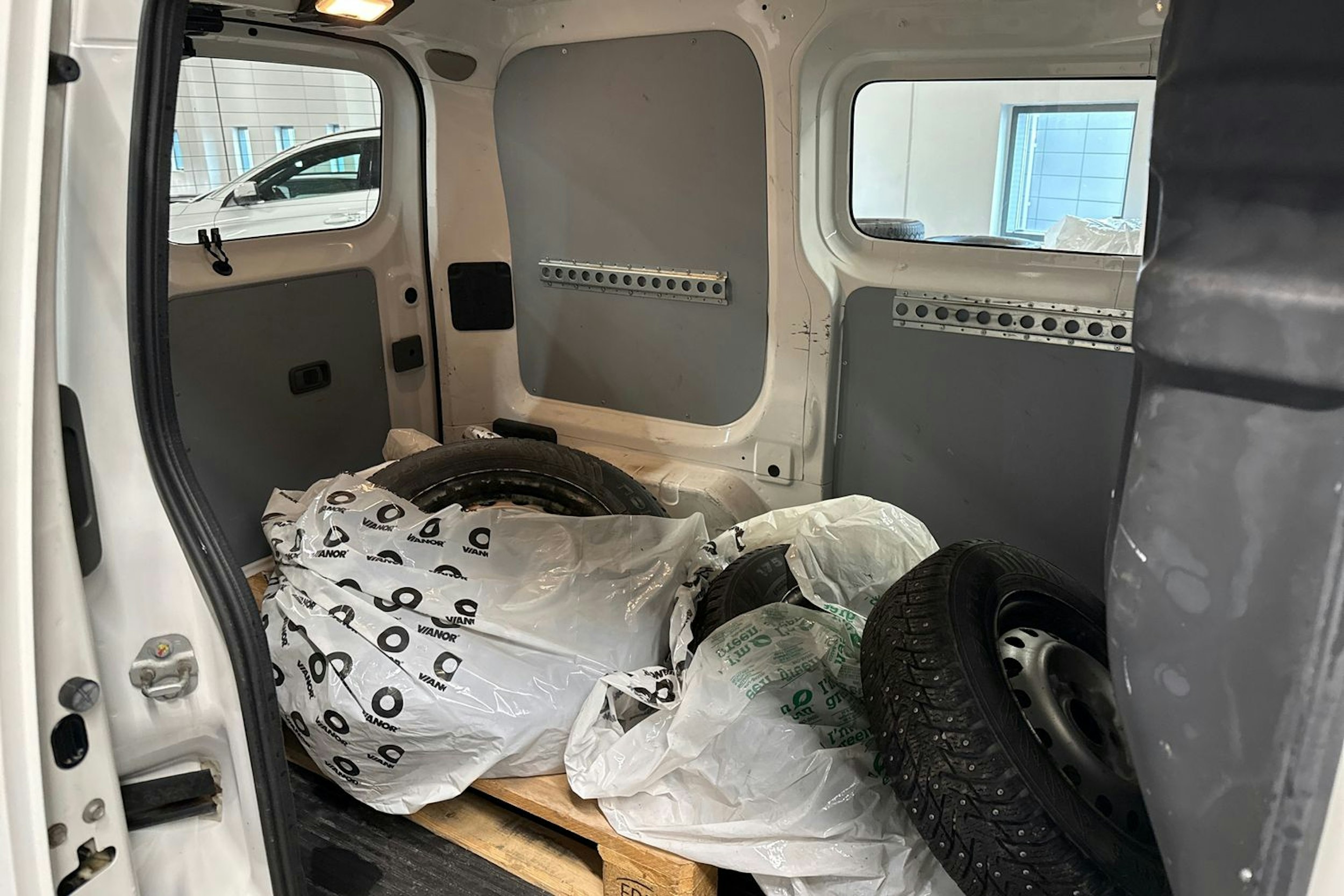 valkoinen Nissan NV200 2013 kuva 13.