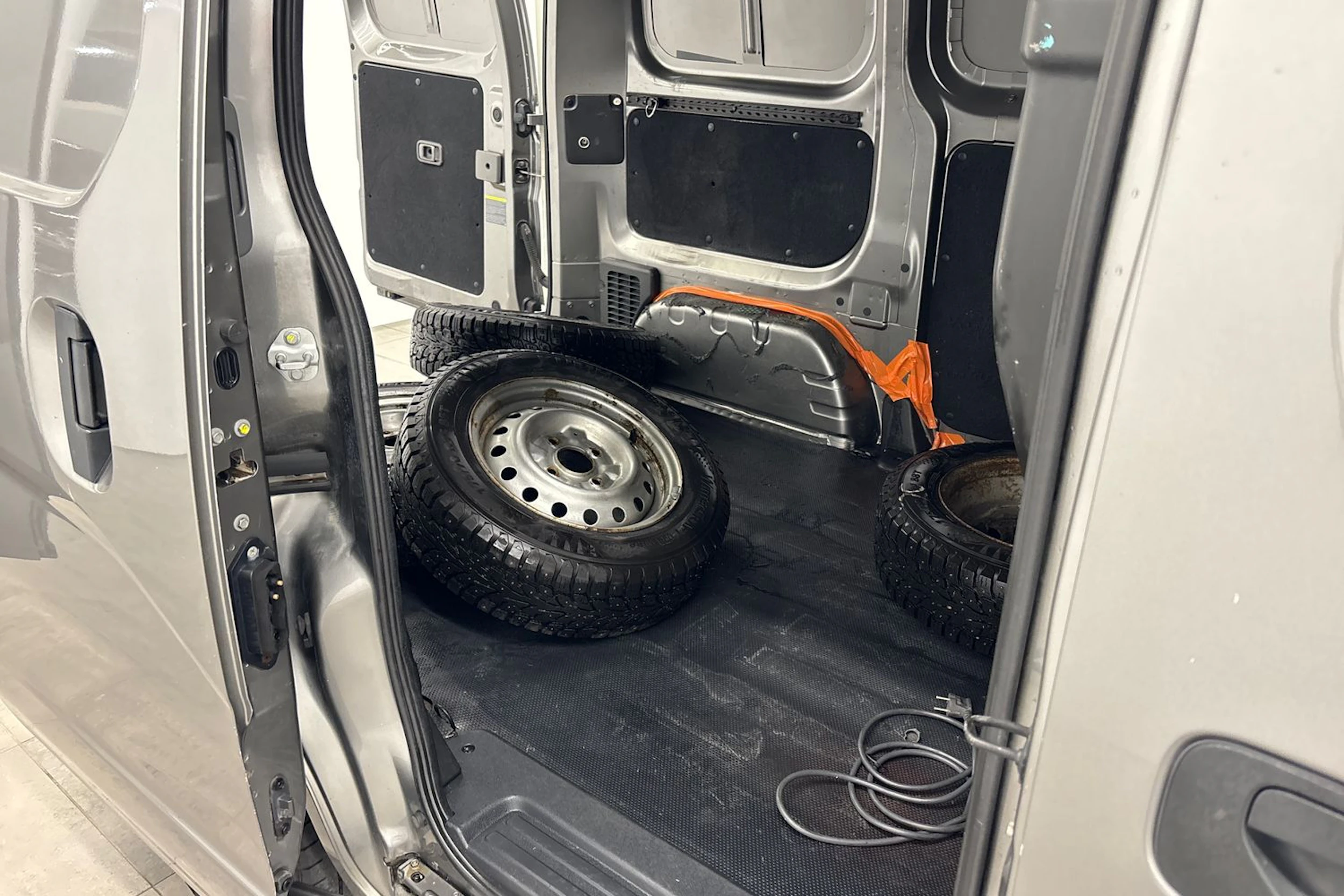 harmaa Nissan NV200 2015 kuva 22.