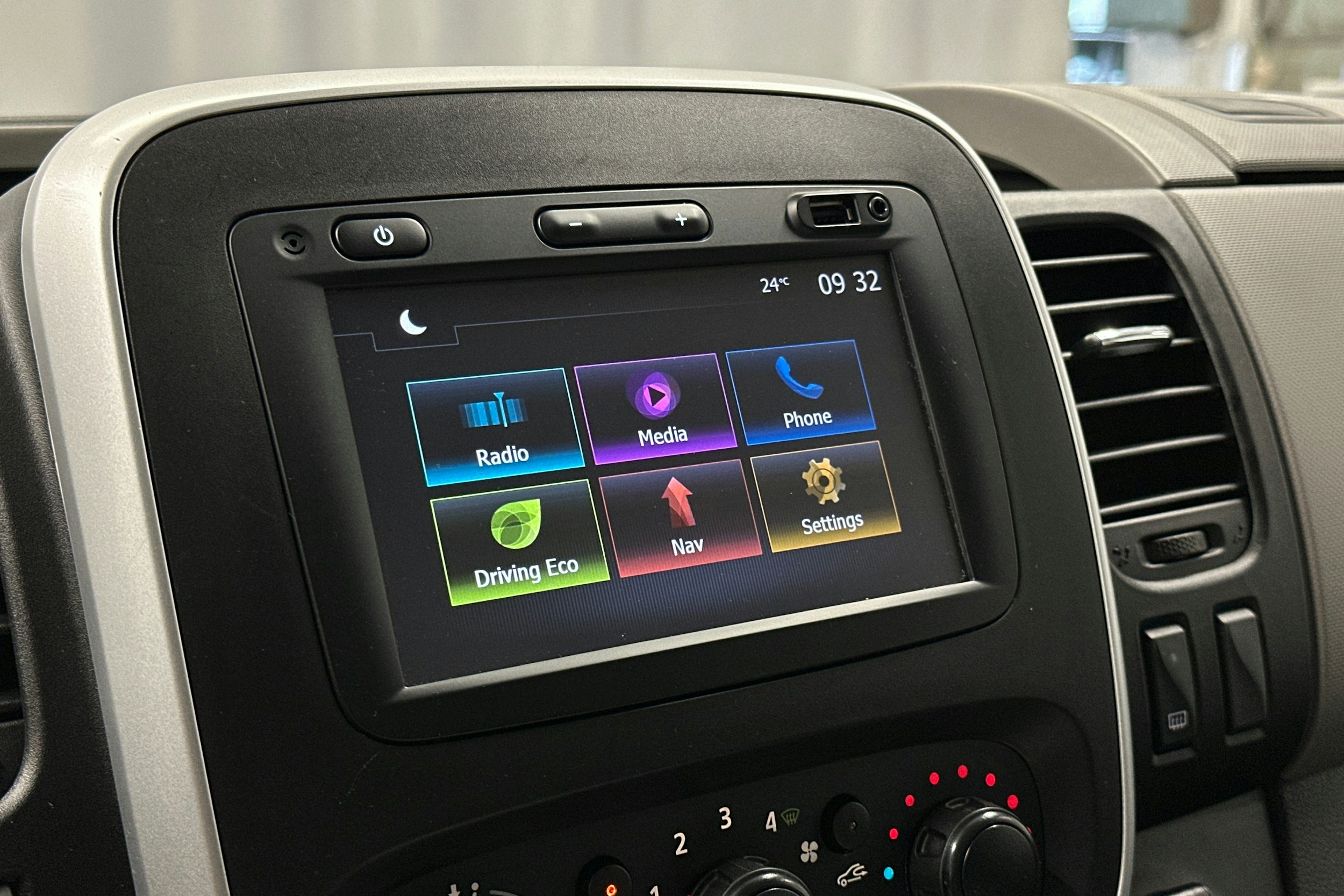 valkoinen Nissan NV300 2019 kuva 18.