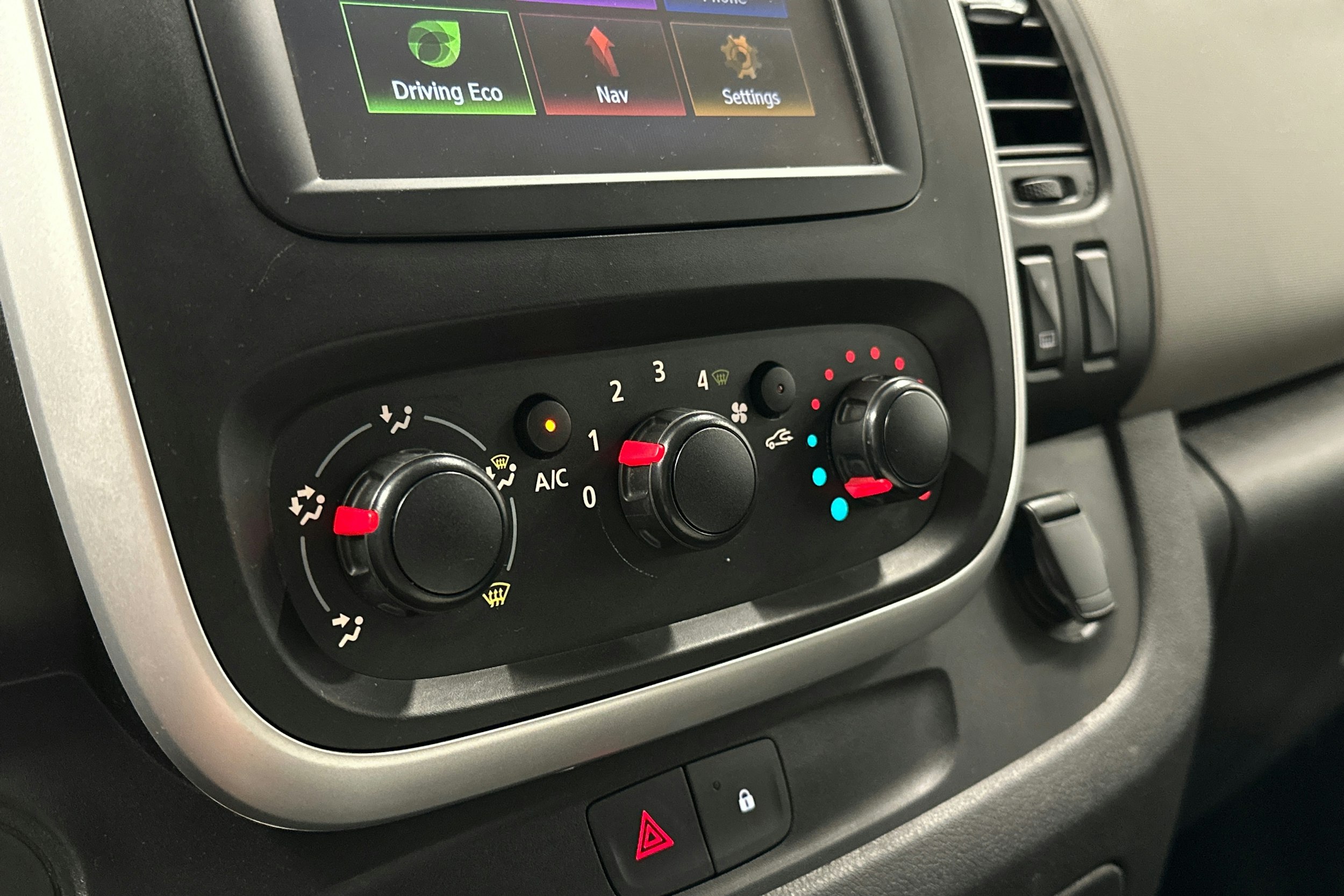 valkoinen Nissan NV300 2019 kuva 22.
