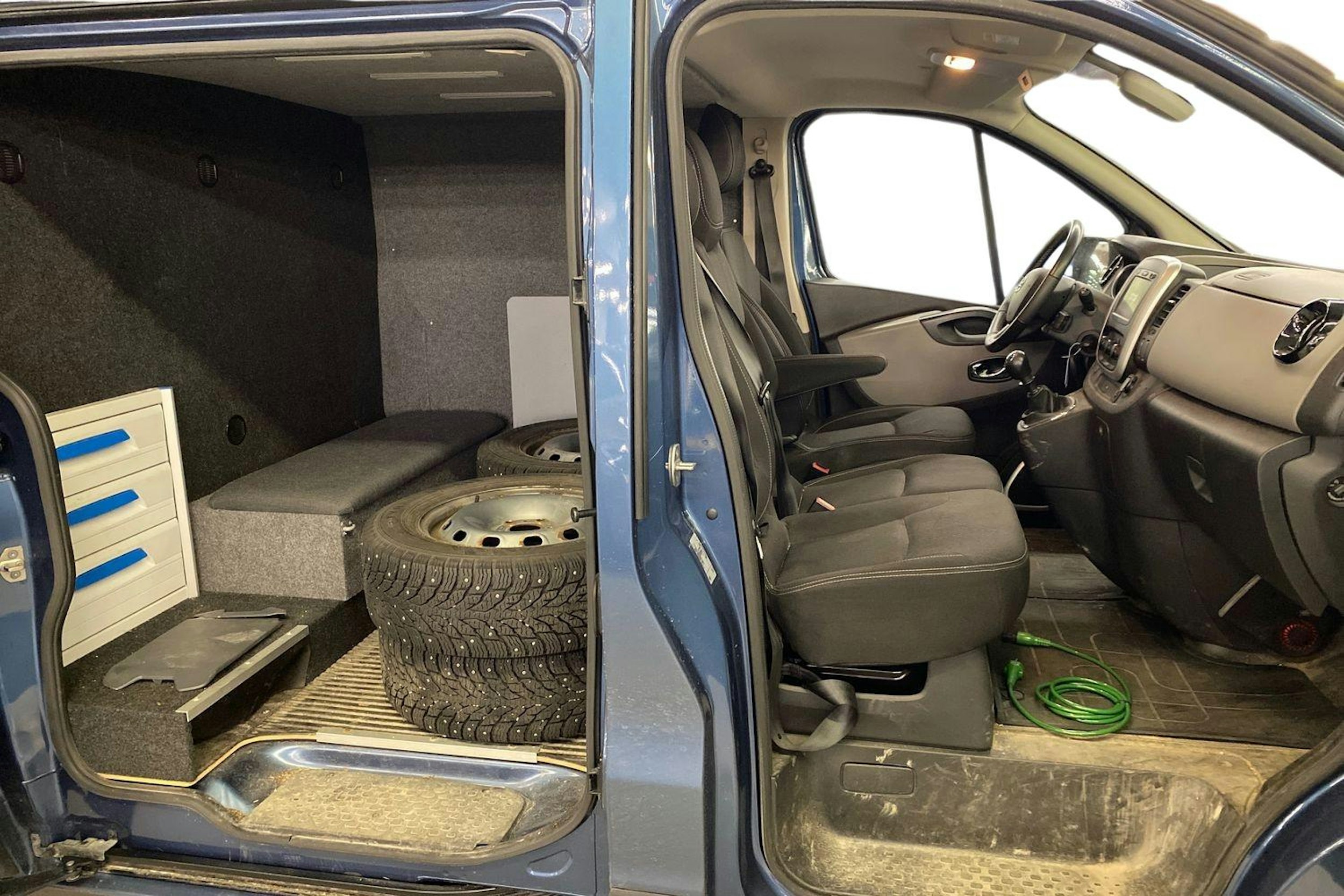 sininen Nissan NV300 2019 kuva 3.