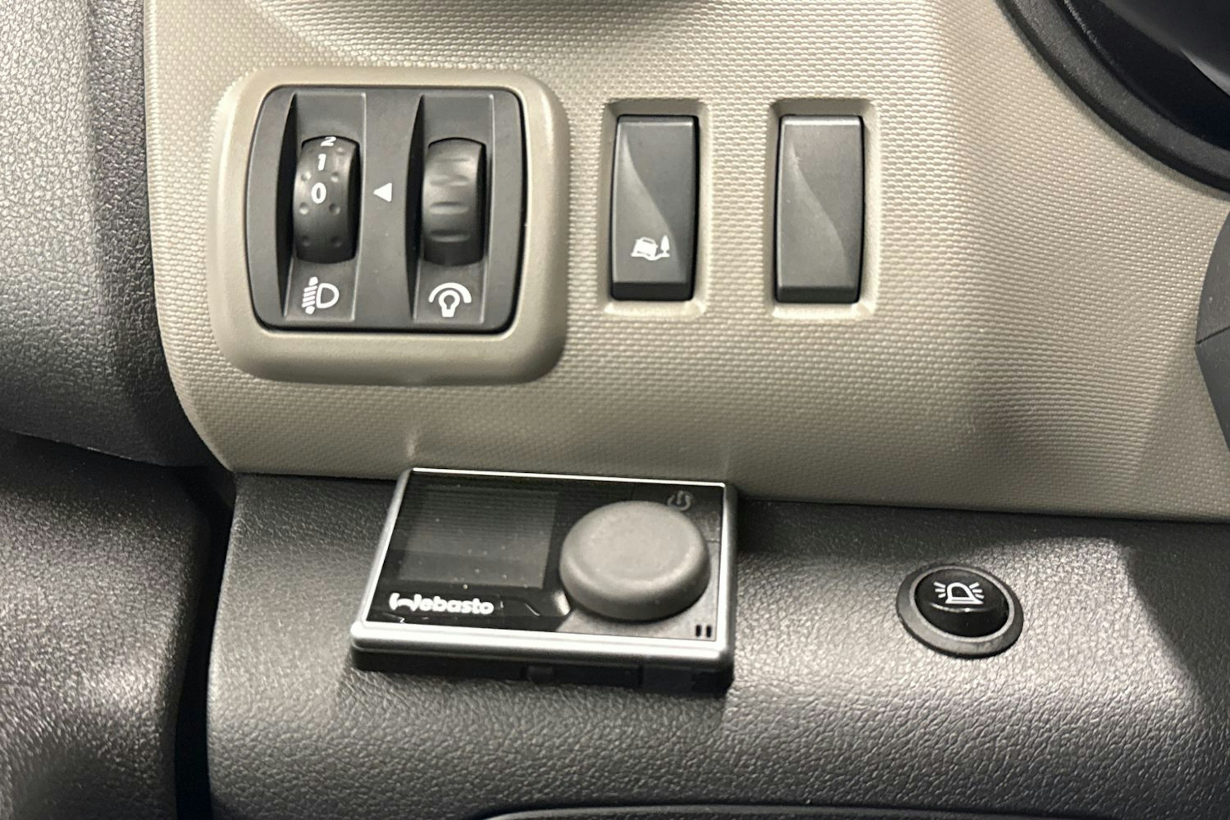 sininen Nissan NV300 2019 kuva 17.