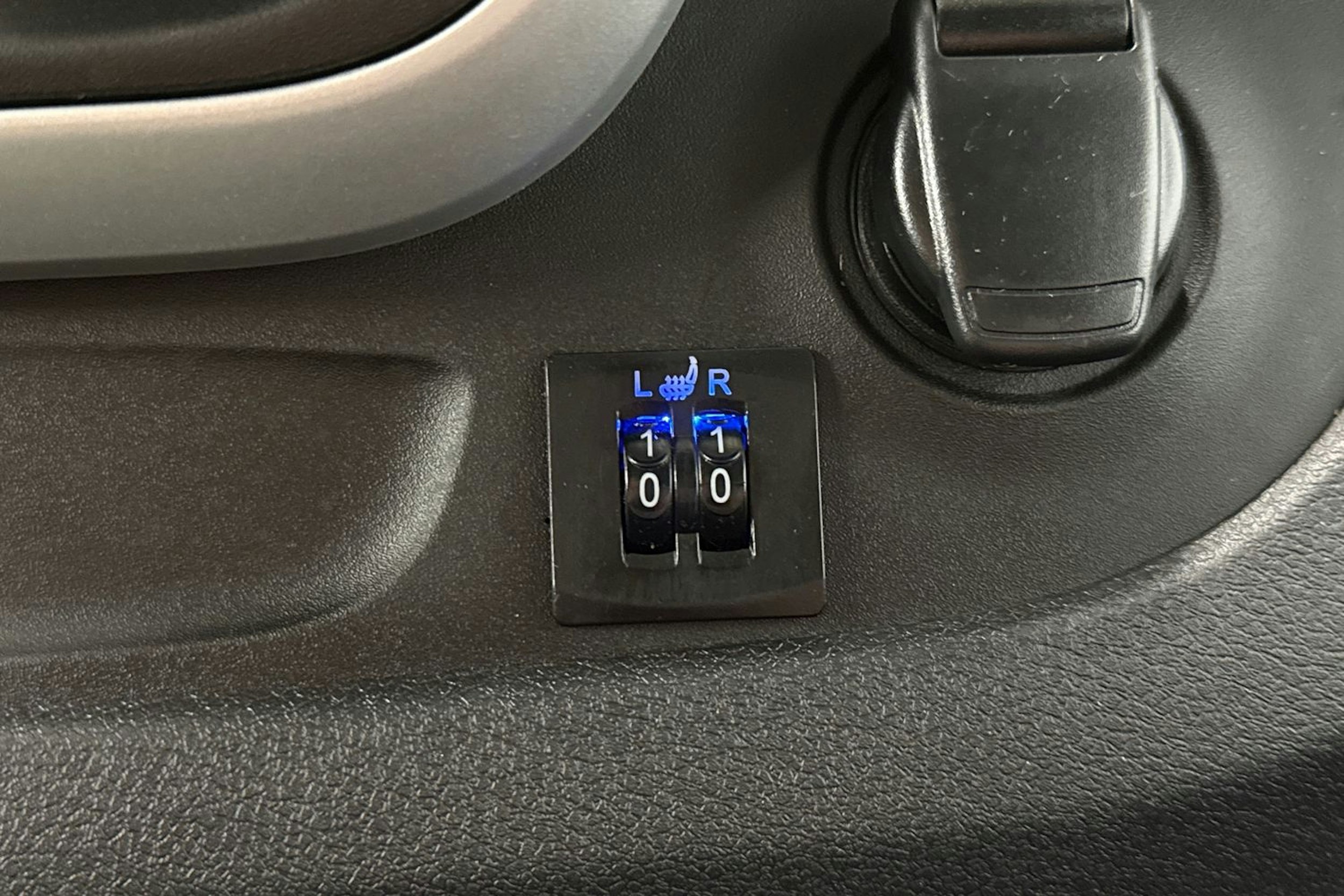 sininen Nissan NV300 2019 kuva 24.