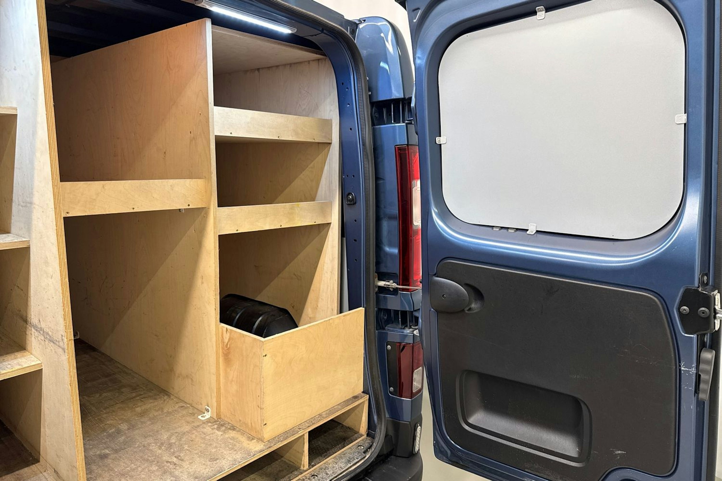 sininen Nissan NV300 2019 kuva 25.