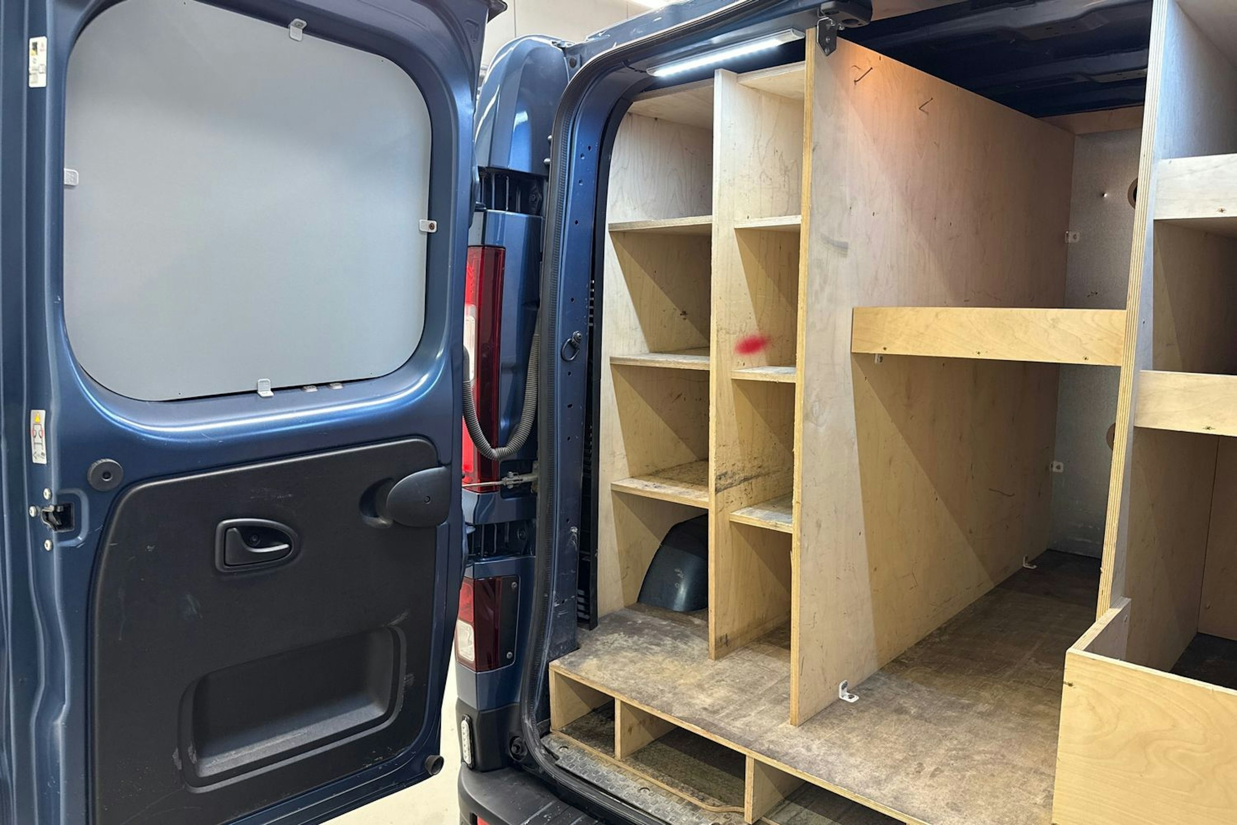 sininen Nissan NV300 2019 kuva 27.