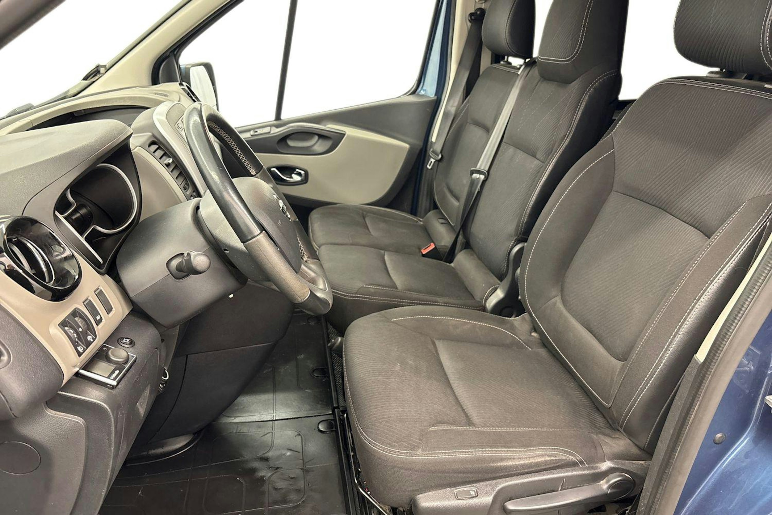 Sininen Nissan NV300 2019 kuva 7.