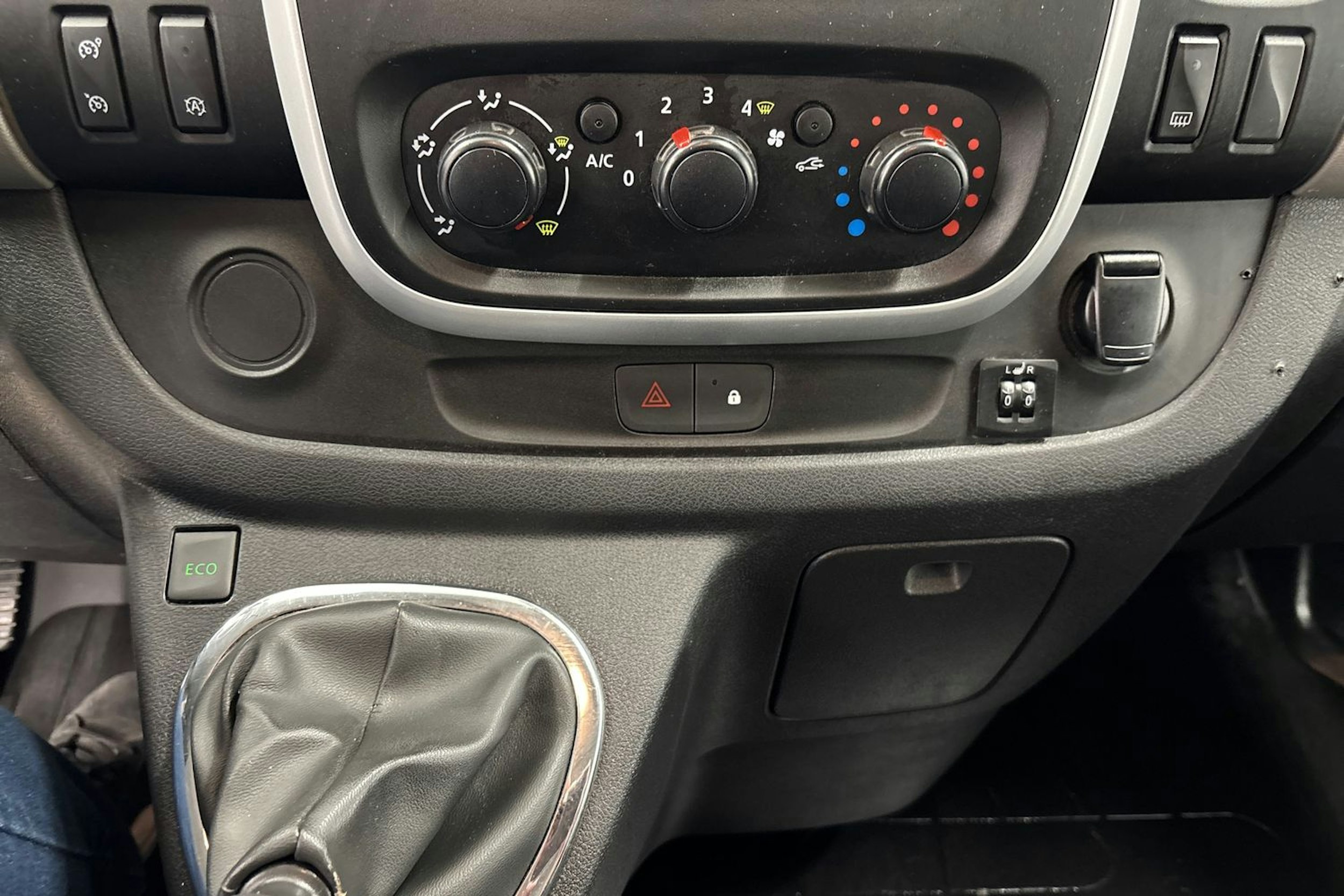 Sininen Nissan NV300 2019 kuva 19.