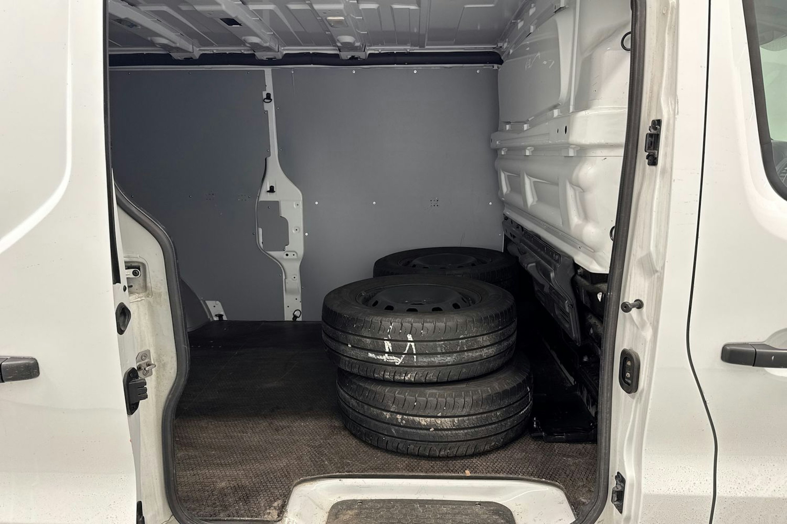 valkoinen Nissan NV300 2021 kuva 15.