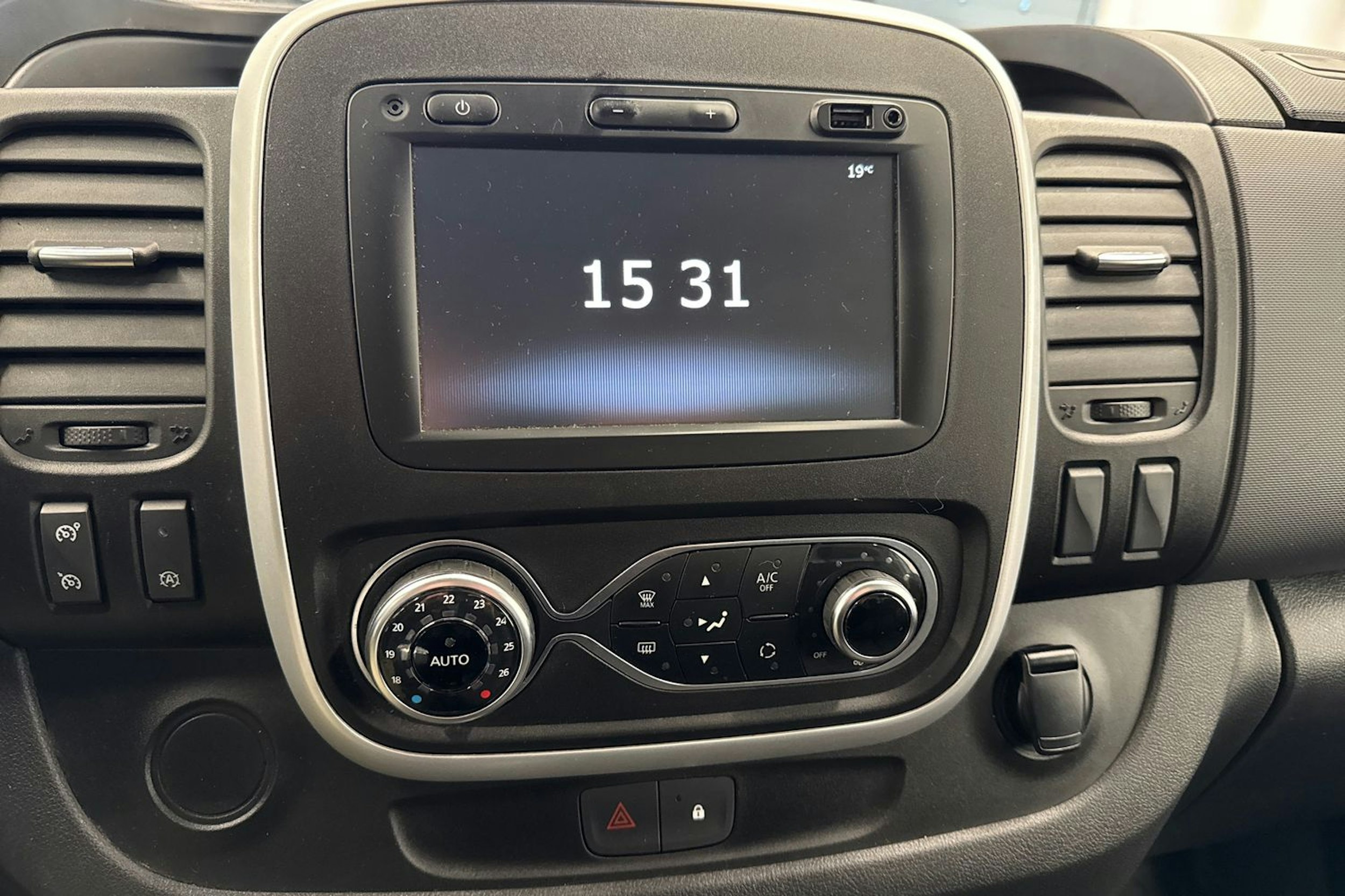 valkoinen Nissan NV300 2021 kuva 16.