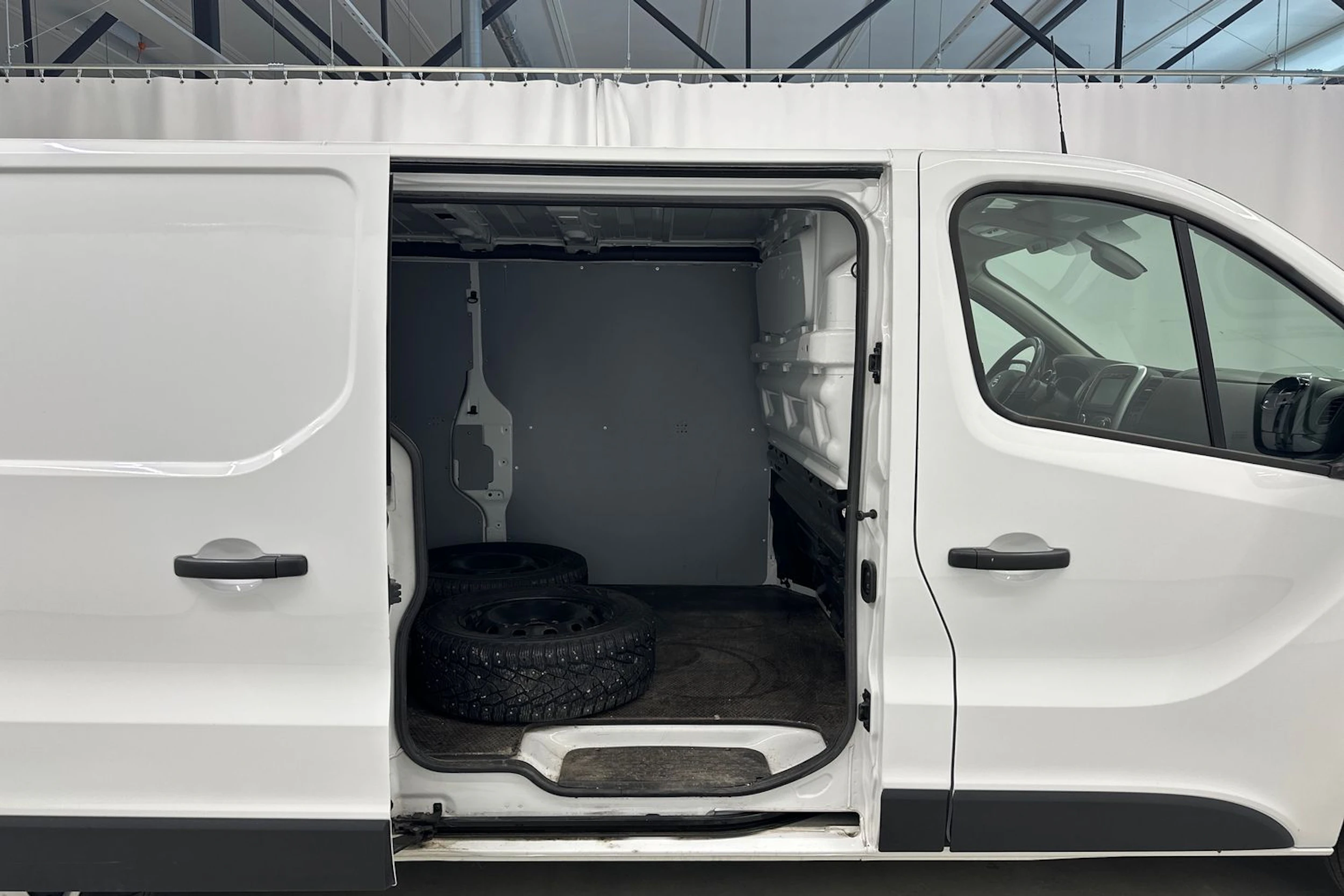 valkoinen Nissan NV300 2021 kuva 24.