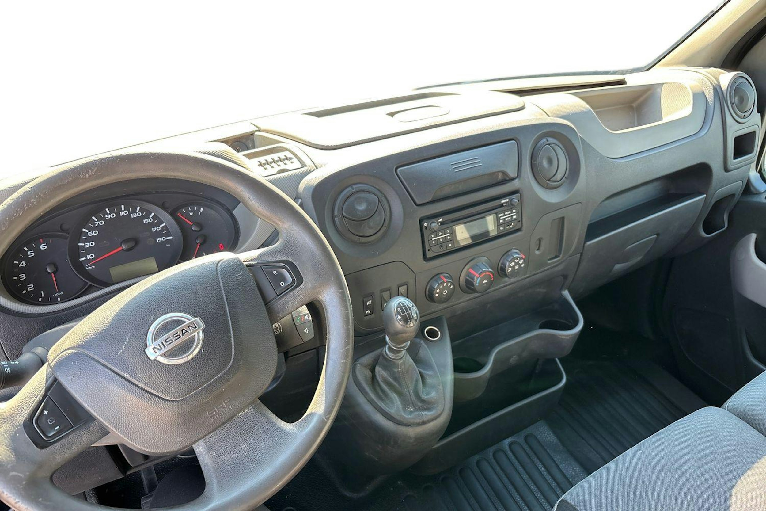 Musta Nissan NV400 2015 kuva 7.