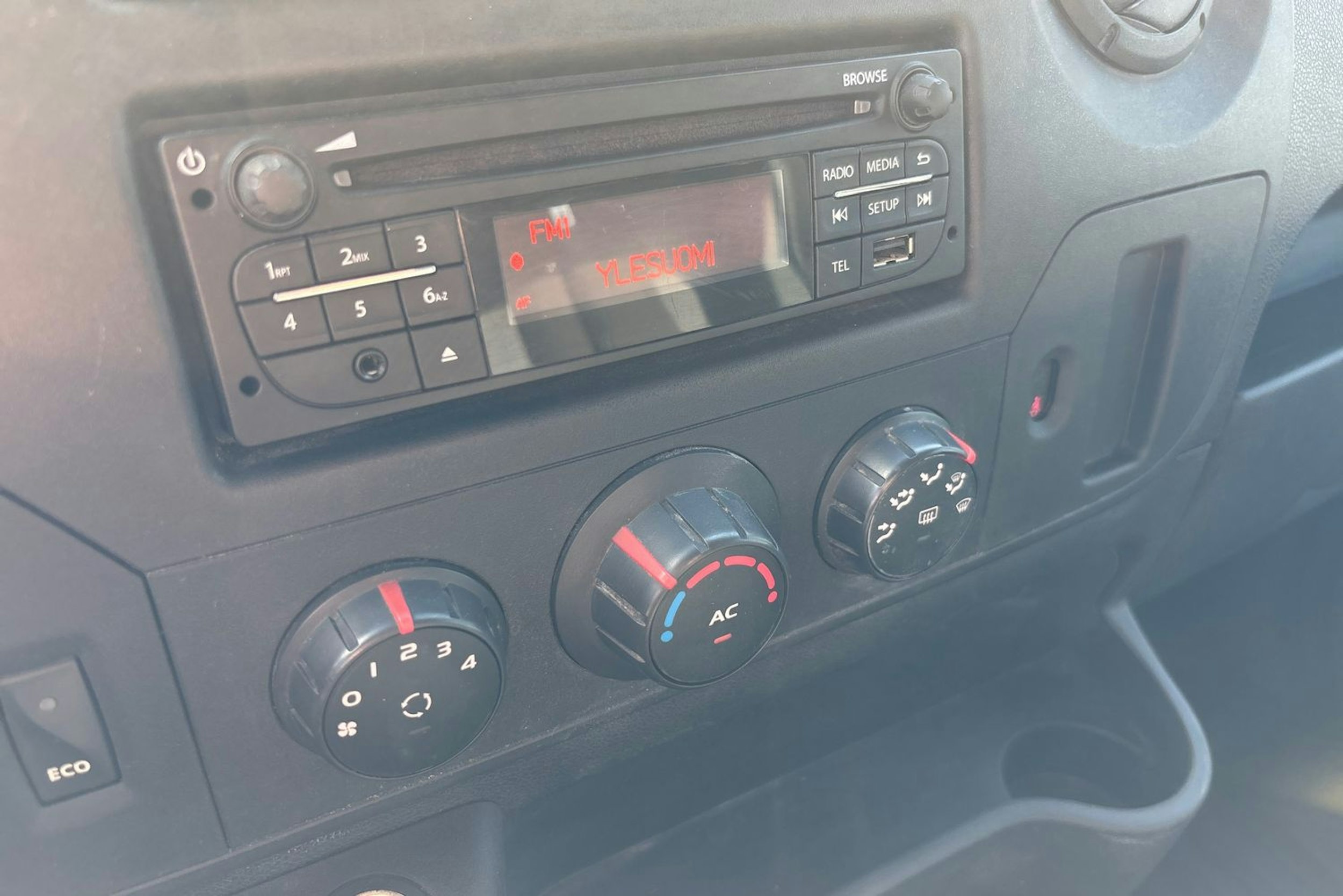 Musta Nissan NV400 2015 kuva 21.