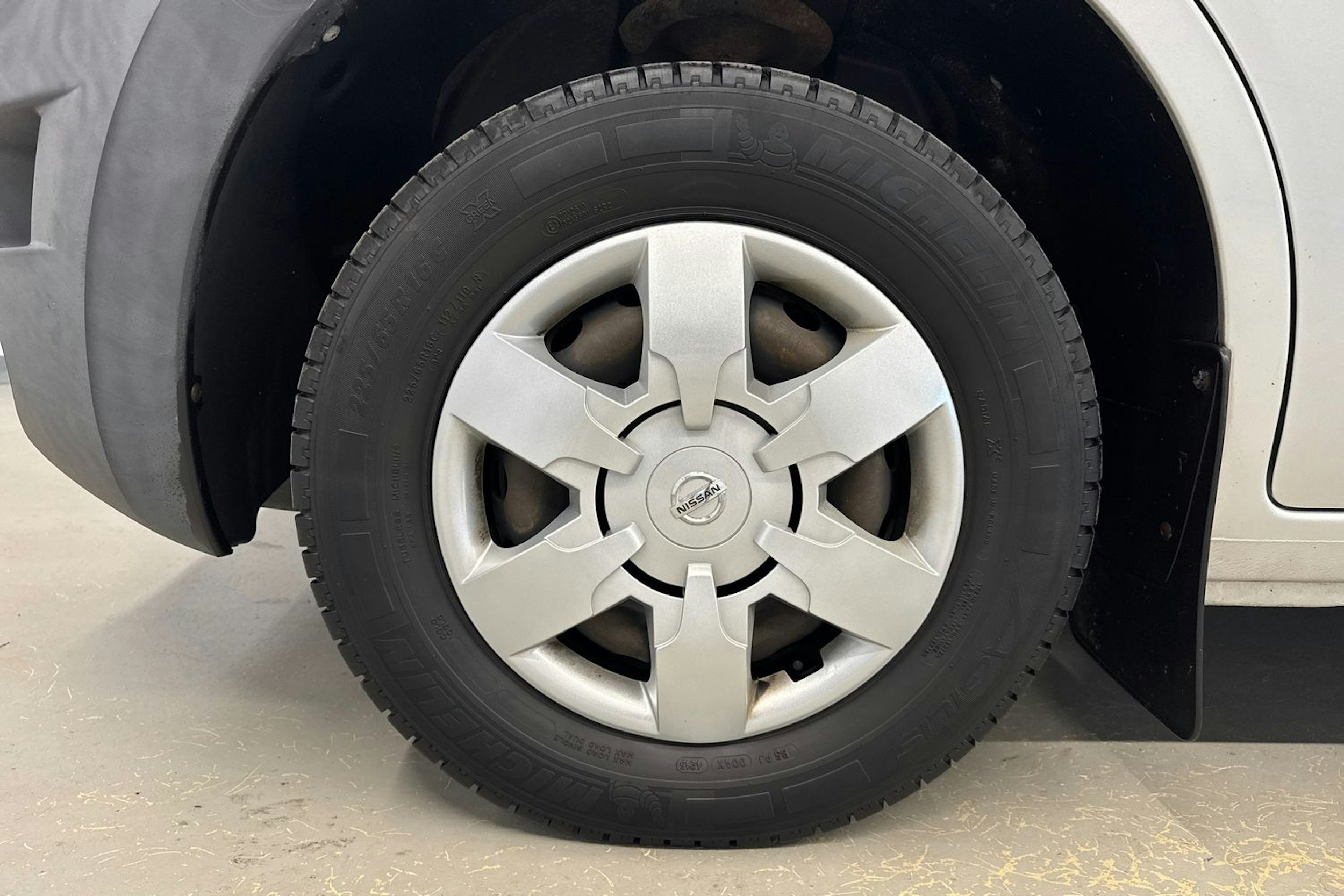 harmaa Nissan NV400 2016 kuva 22.