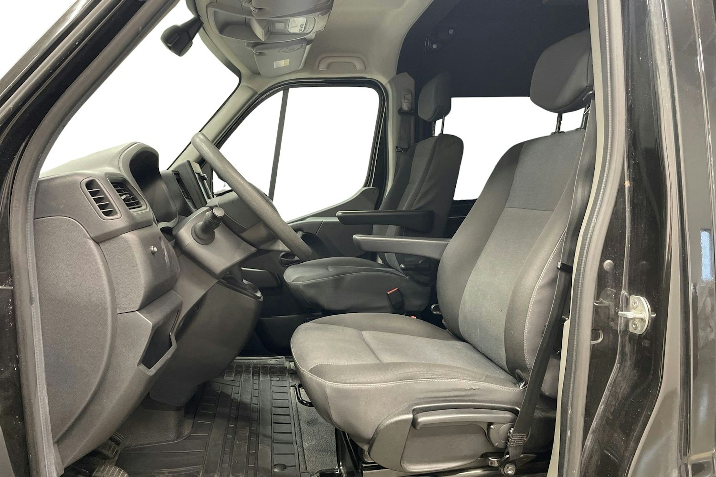 musta Nissan NV400 2021 kuva 7.