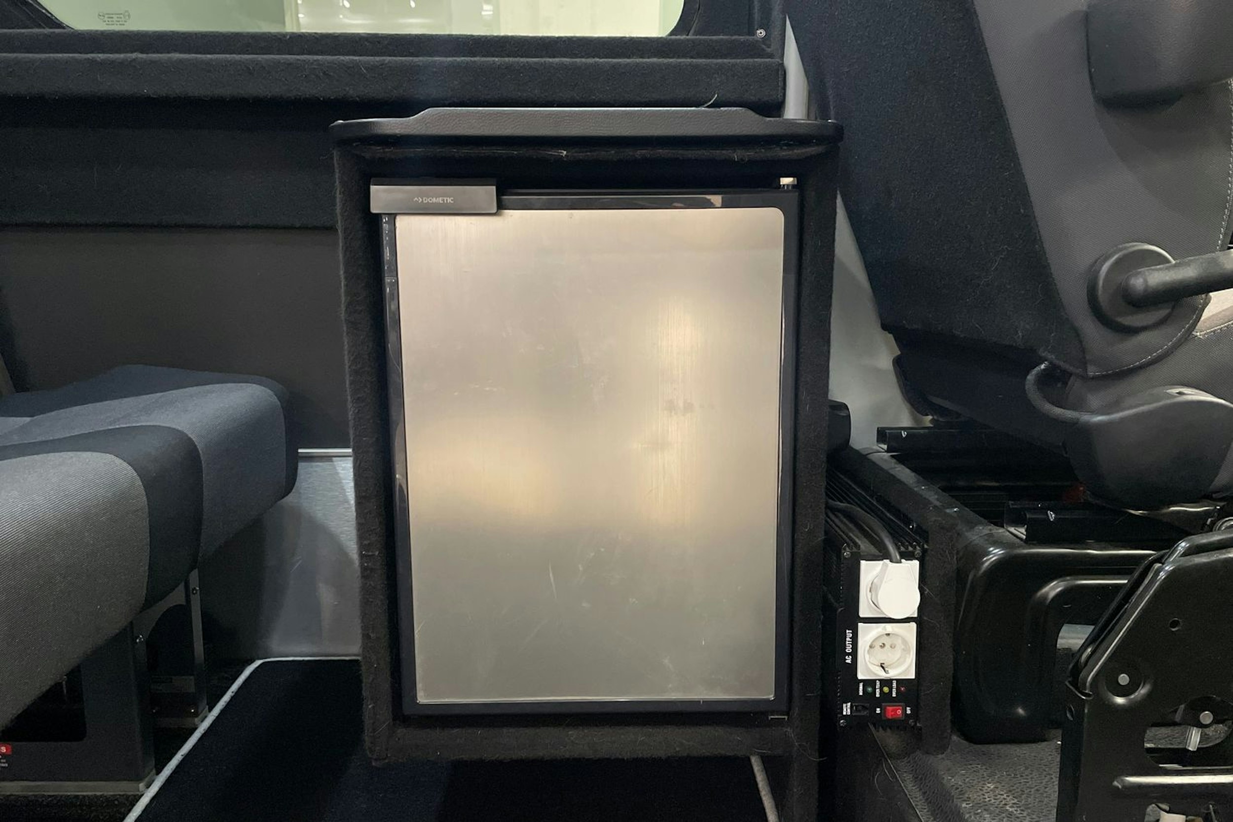 musta Nissan NV400 2021 kuva 16.
