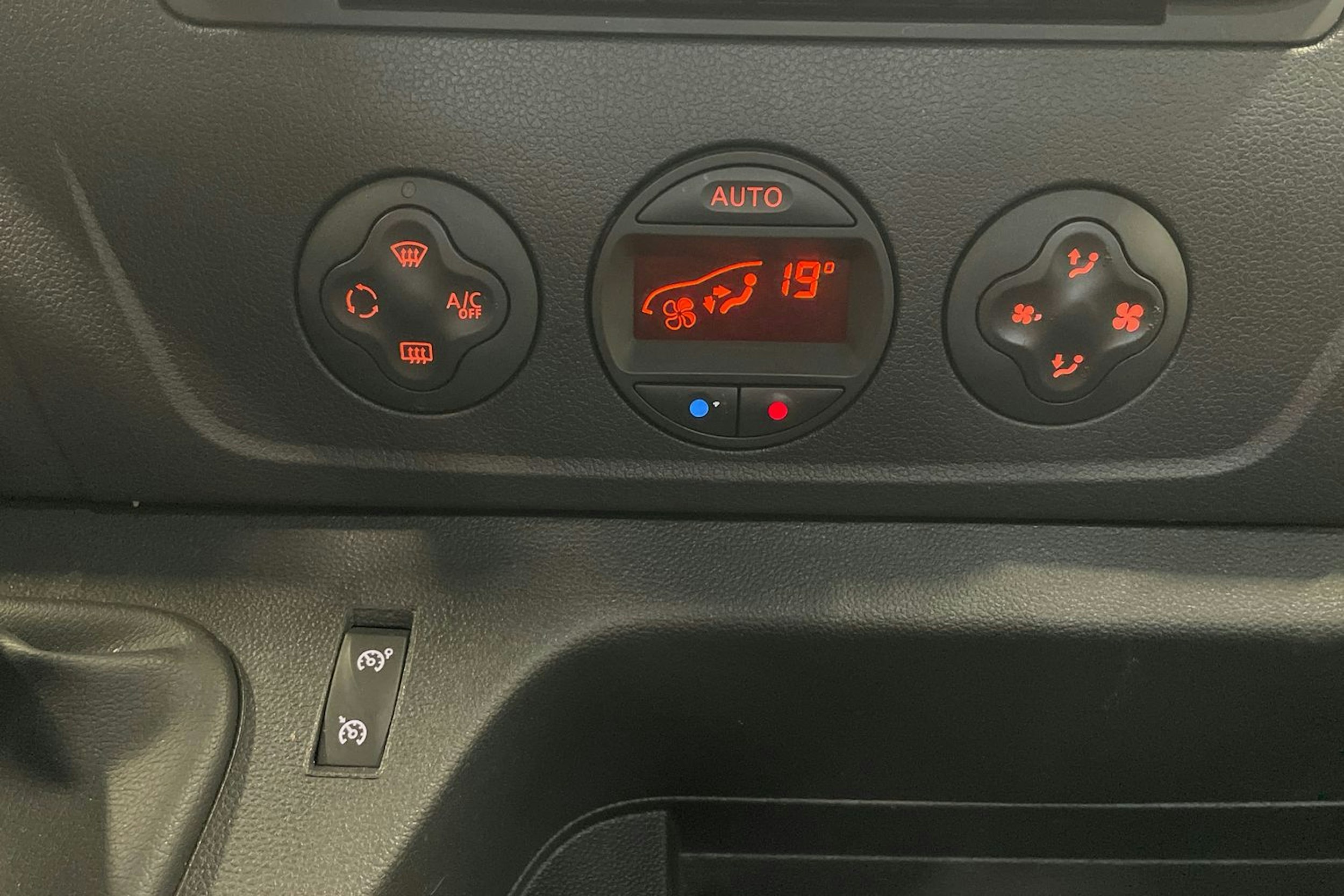 musta Nissan NV400 2021 kuva 21.