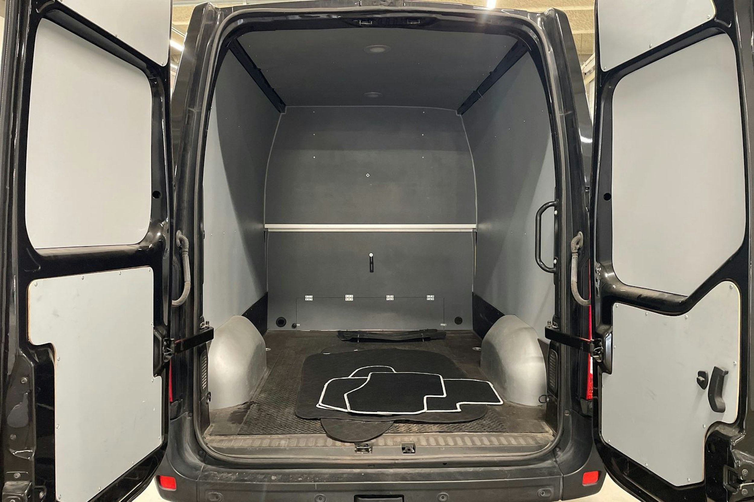 musta Nissan NV400 2021 kuva 22.