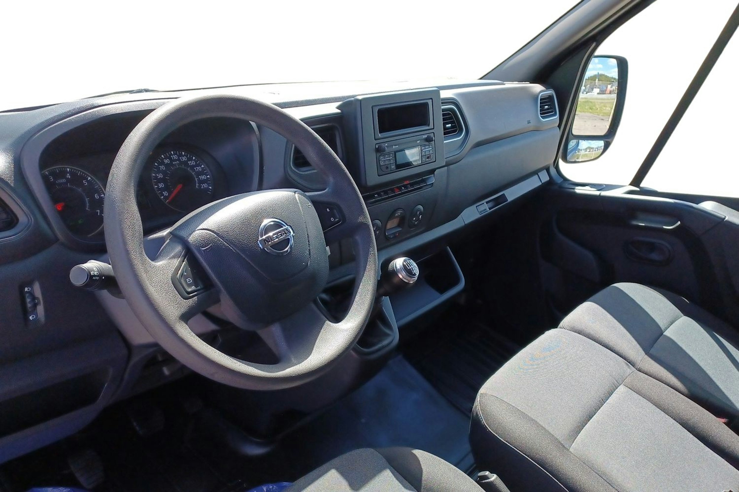 Musta Nissan NV400 2022 kuva 7.